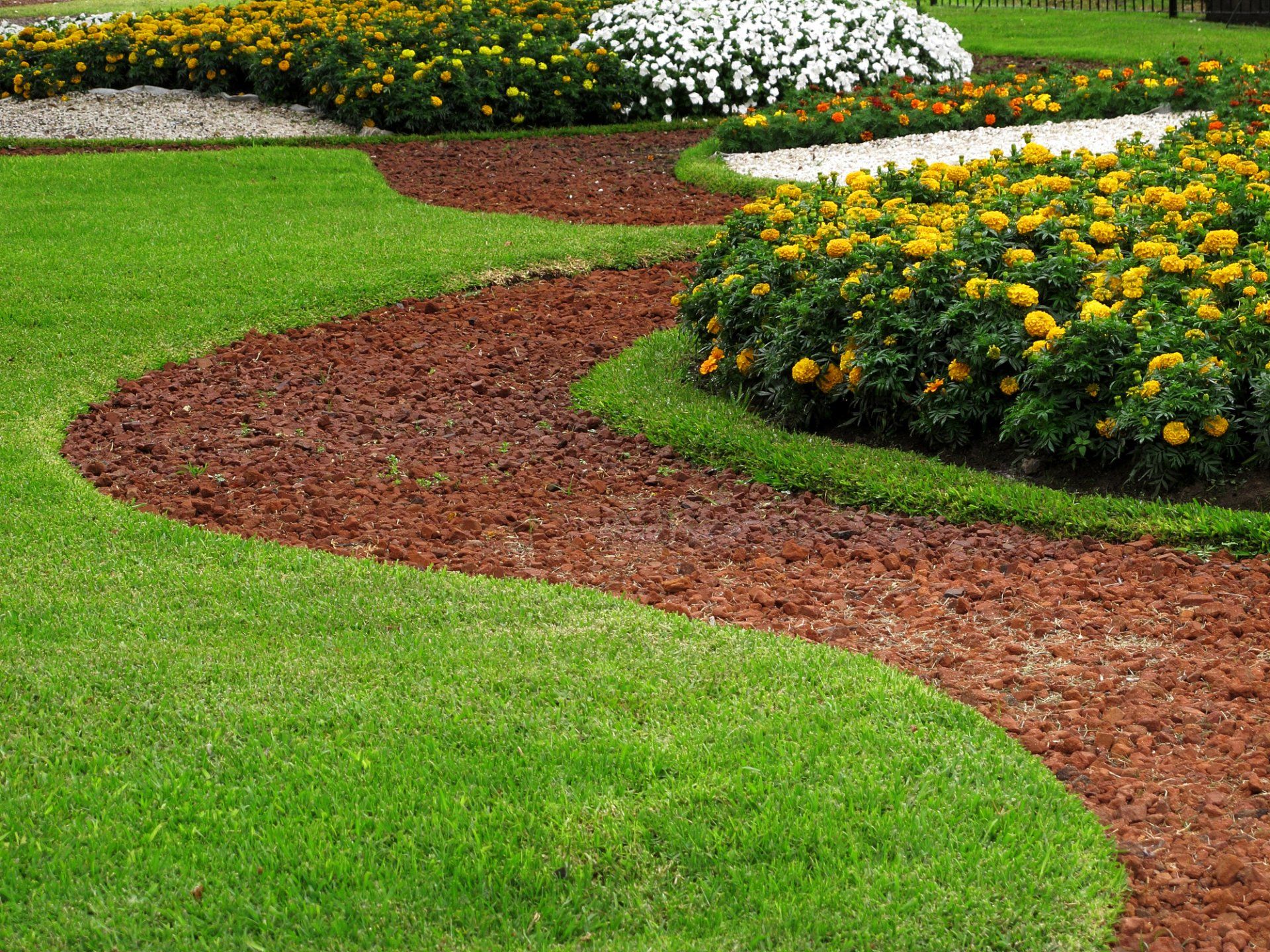 Edging in Saugus, MA | Top Notch Services Inc. Edging in Saugus, MA | Top Notch Services Inc.