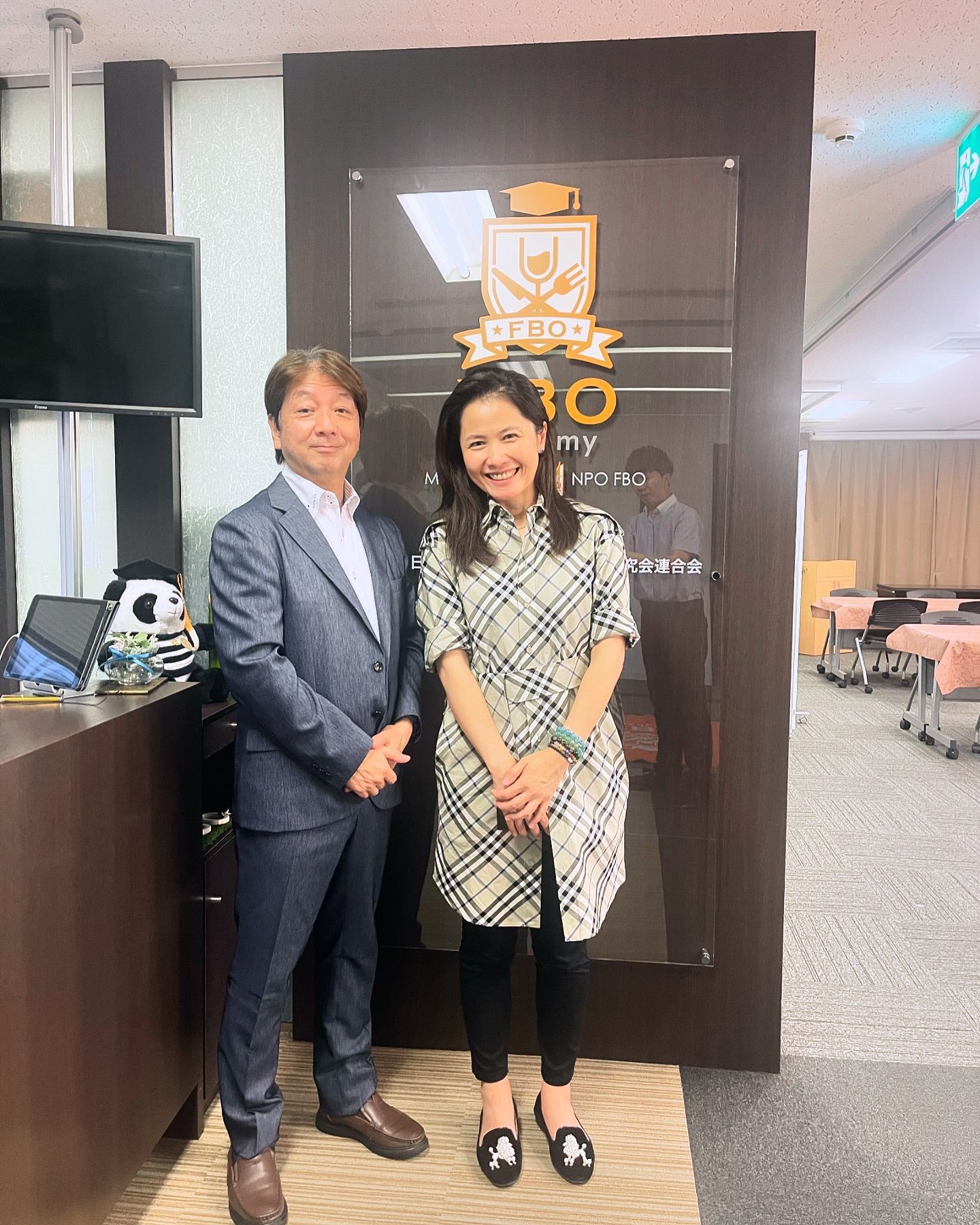 與SSI會長合照 Libby Tseng在SSI日本總部大樓與SSI會長合照
