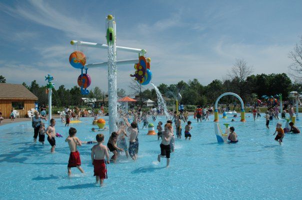 kids in splashpad