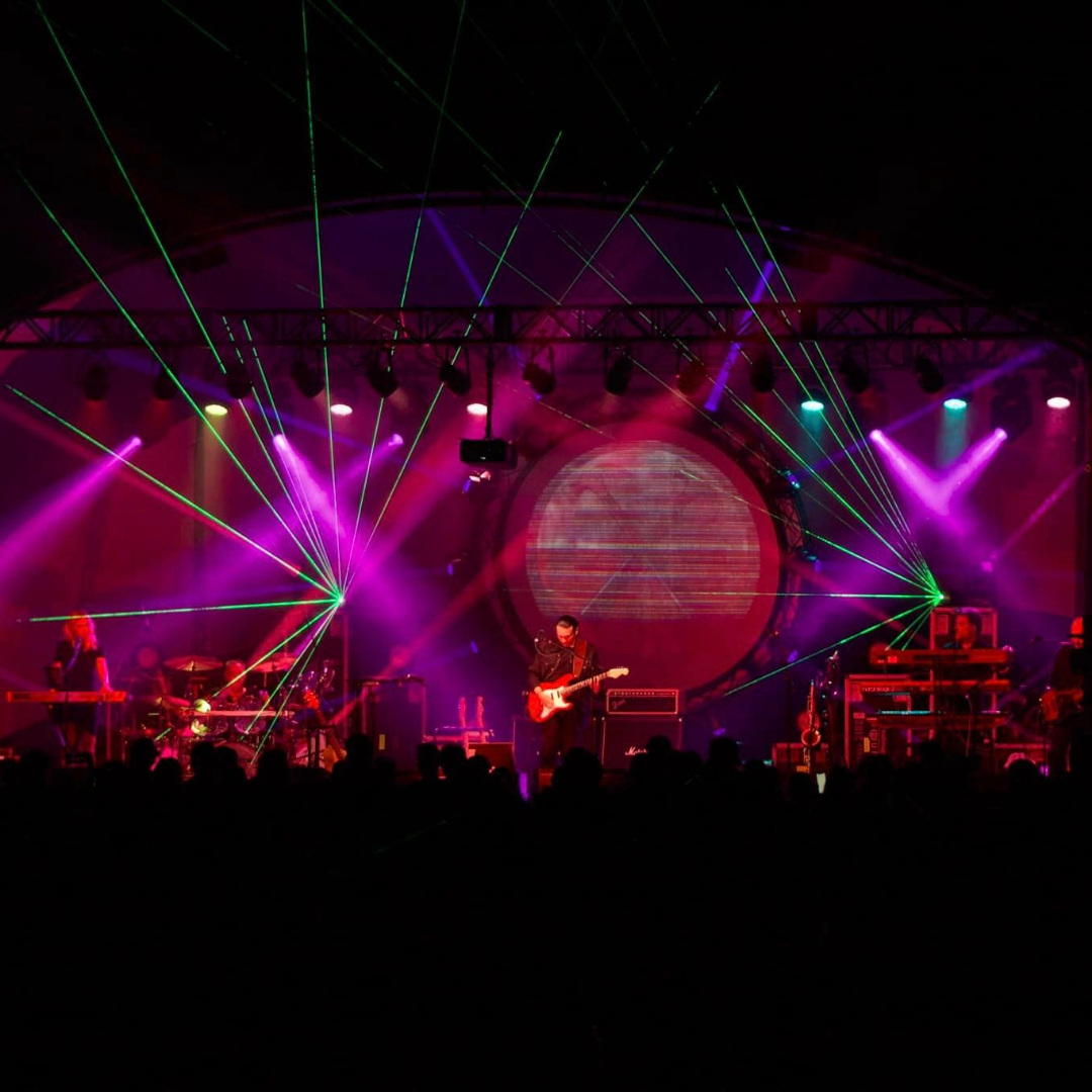 safari niagara amphitheatre rocking during a concert niagara zoo activities