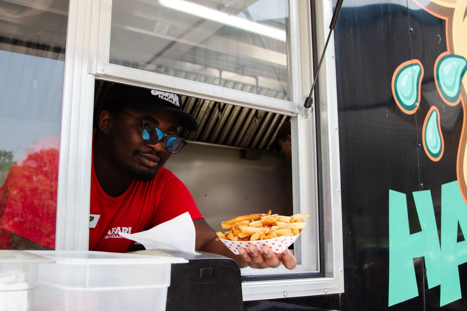 safari niagara employee serving fries at family friendly niagara park