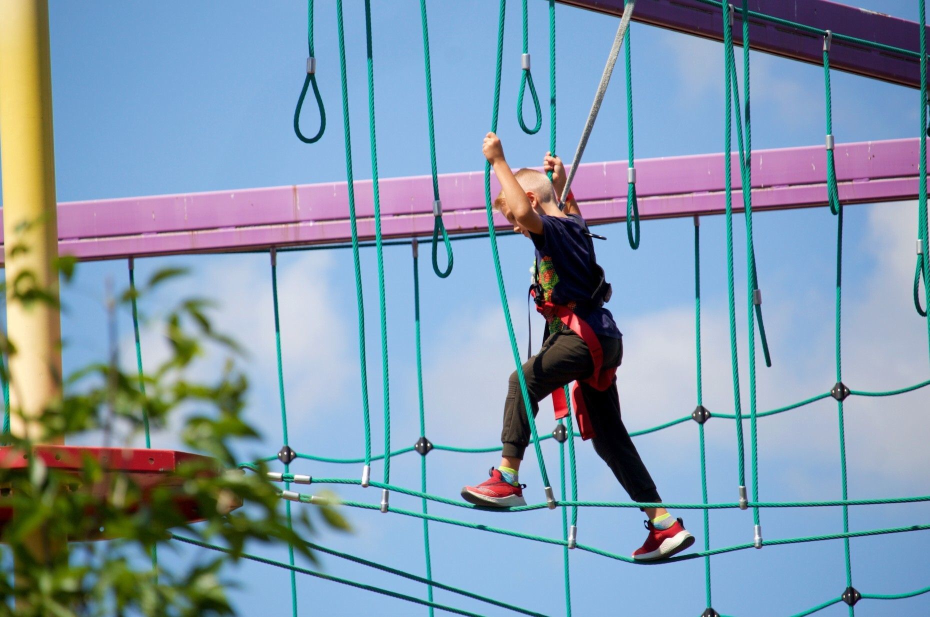 kid on ropes course