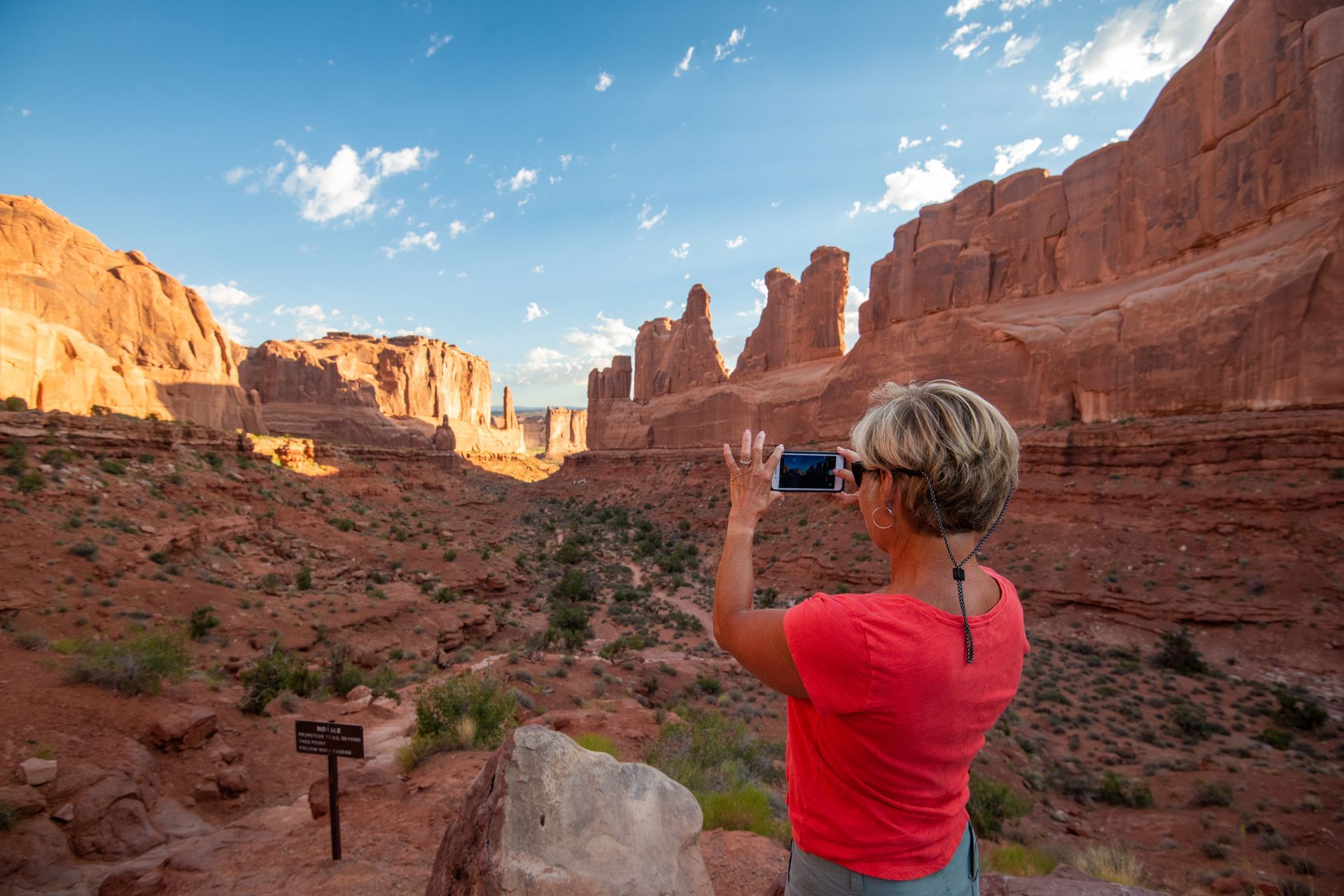 Park Avenue Viewpoint satisfies an amateur photographer. The canyon below entices hikers to step further into the picture.