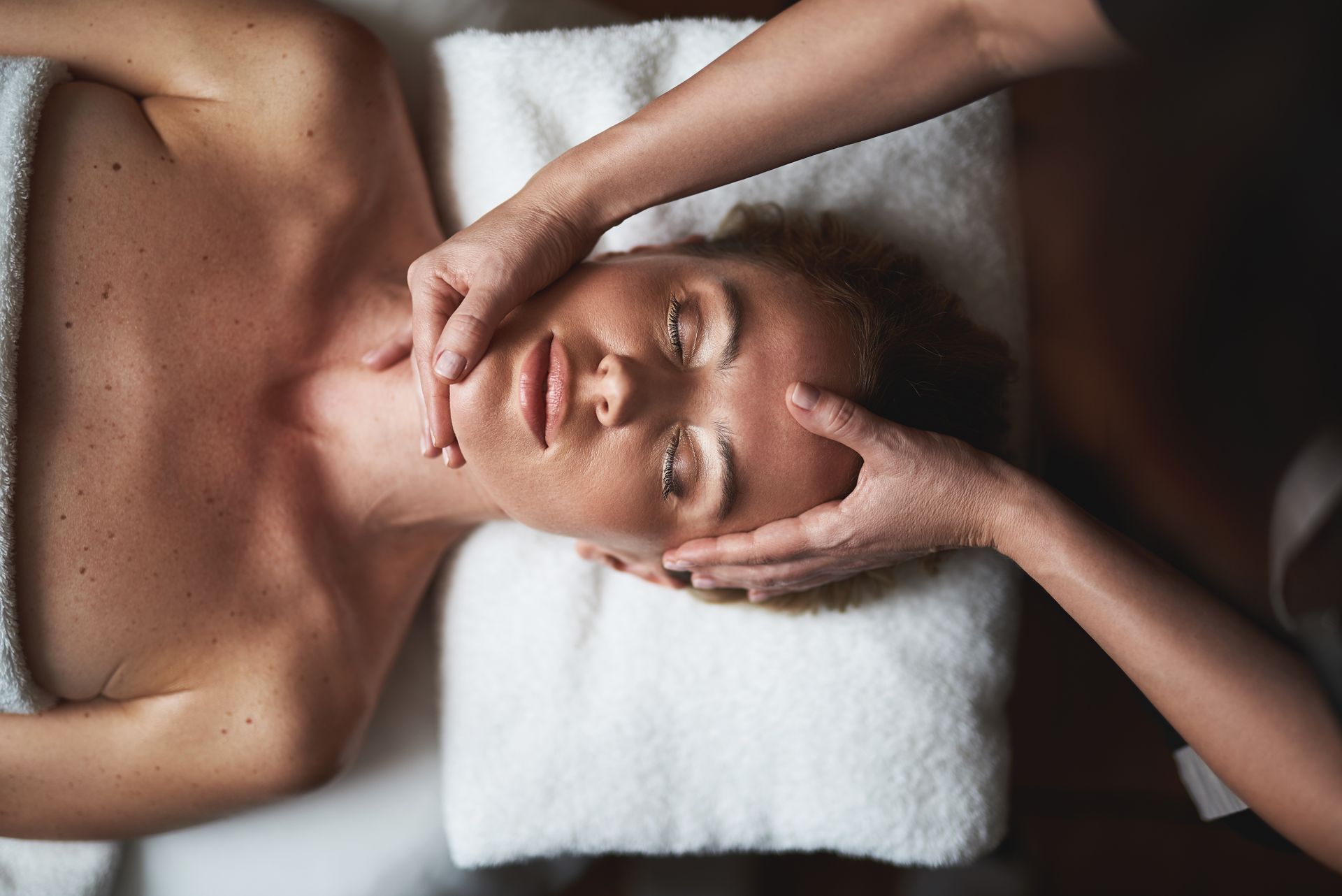 photographie d'une masseuse qui pose les mains sur le visage d'une femme
massage bébé; Massage dos, massage détente, massage tonique, massage bien être, massage sur mesure, massage relaxant, massage visage colmar, ribeauvillé, horbourg wihr, wintzenheim