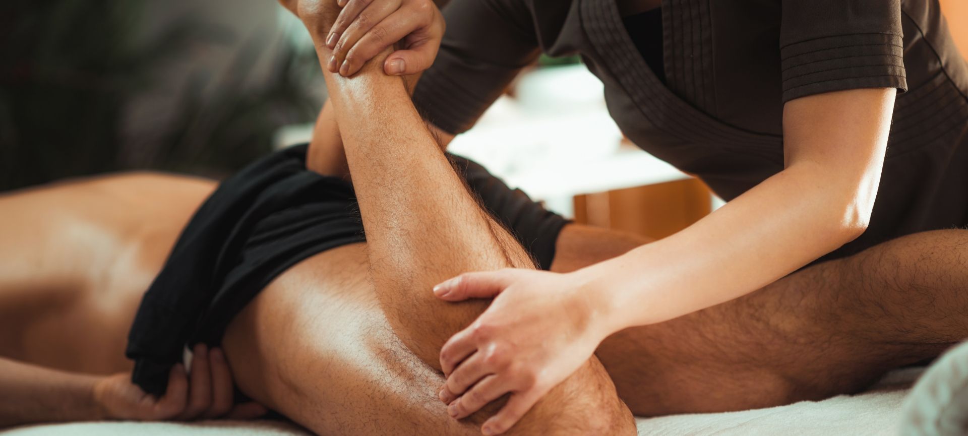 Une masseuse fait un massage tonique et énergisant à un homme.