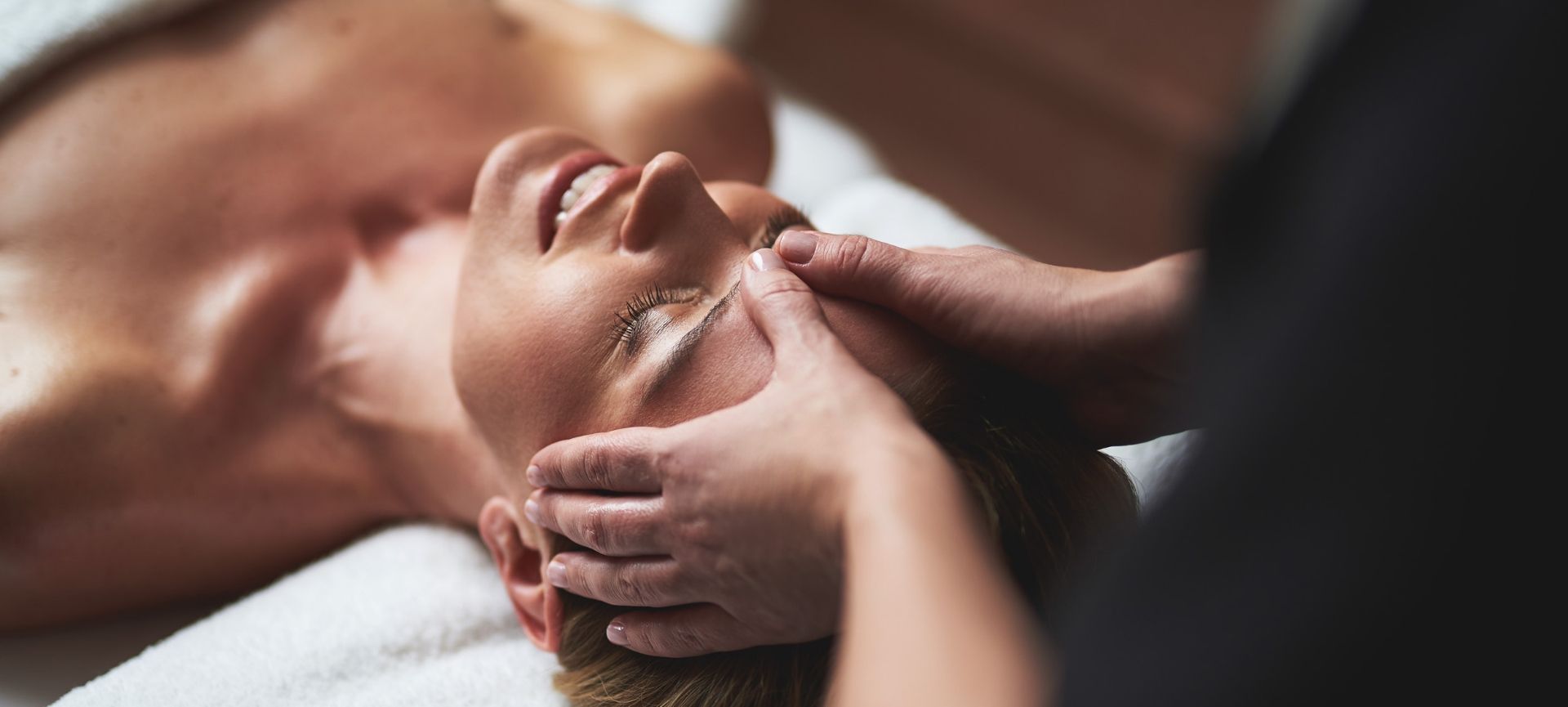 Une masseuse fait un massage du visage à une femme.
Massage bien être, massage colmar, massage relaxant, massage détente. Colmar, ribeauvillé, Horbourg wihr, wintzenheim