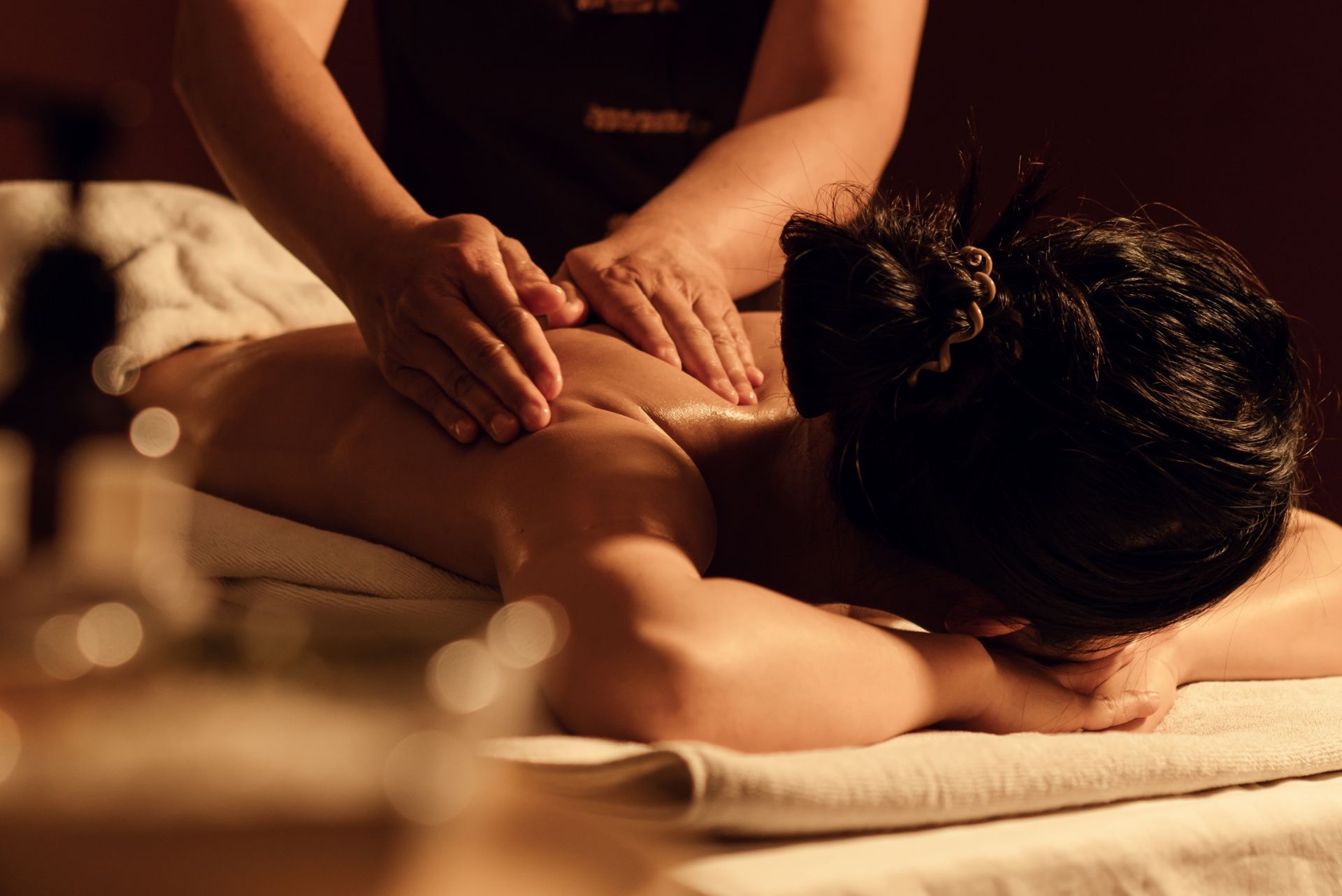 Un masseur masse le dos d'une femme allongée sur la table de massage
Massage dos, massage tonique, massage bien être, massage sur mesure, massage relaxant colmar, ribeauvillé, horbourg wihr, wintzenheim