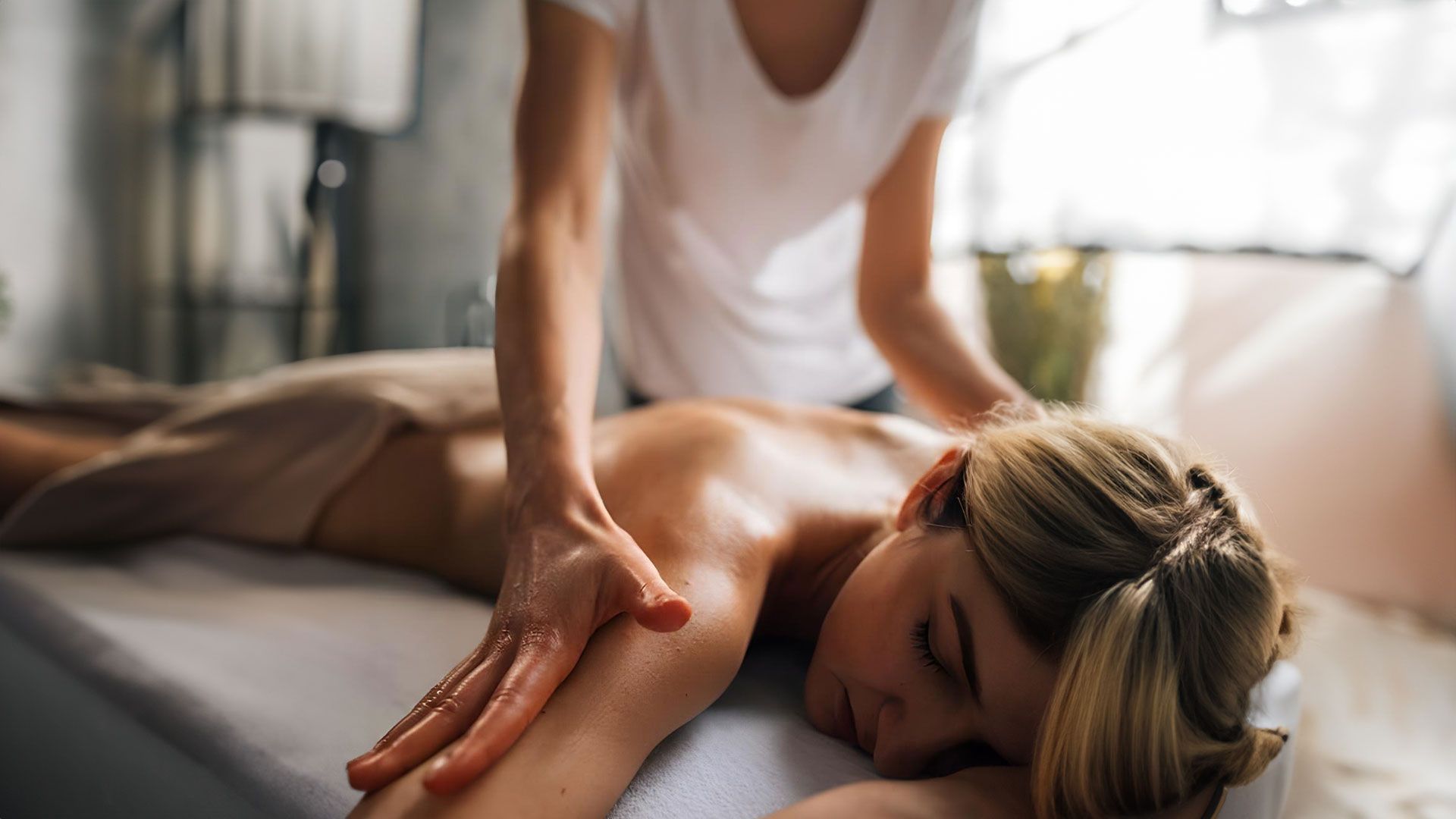 Personne recevant un massage des épaules dans un spa.
