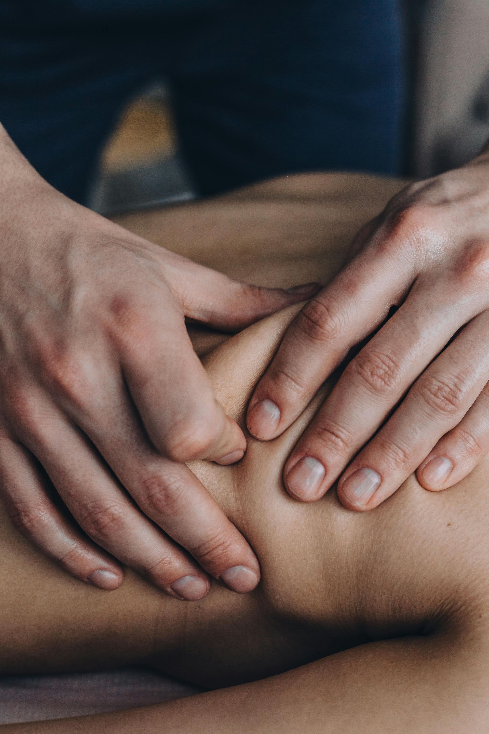 Un masseur massage le dos d'une femme
Massage dos, massage détente, massage tonique, massage bien être, massage sur mesure, massage relaxant, massage visage colmar, ribeauvillé, horbourg wihr, wintzenheim