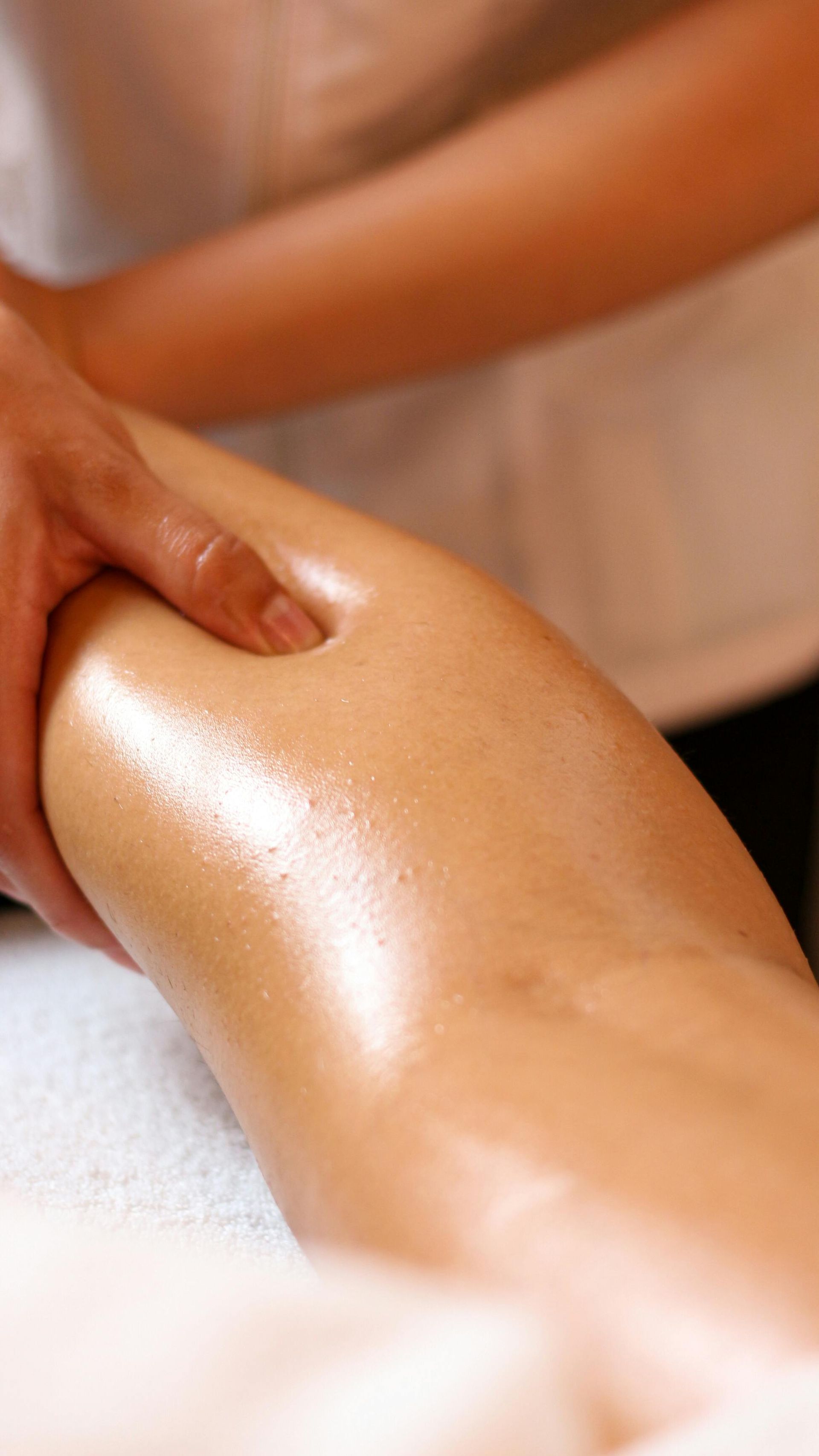 photographie d'une masseuse qui pose les mains sur la jambe
d'un homme; Massage dos, massage détente, massage tonique, massage bien être, massage sur mesure, massage relaxant, massage visage colmar, ribeauvillé, horbourg wihr, wintzenheim