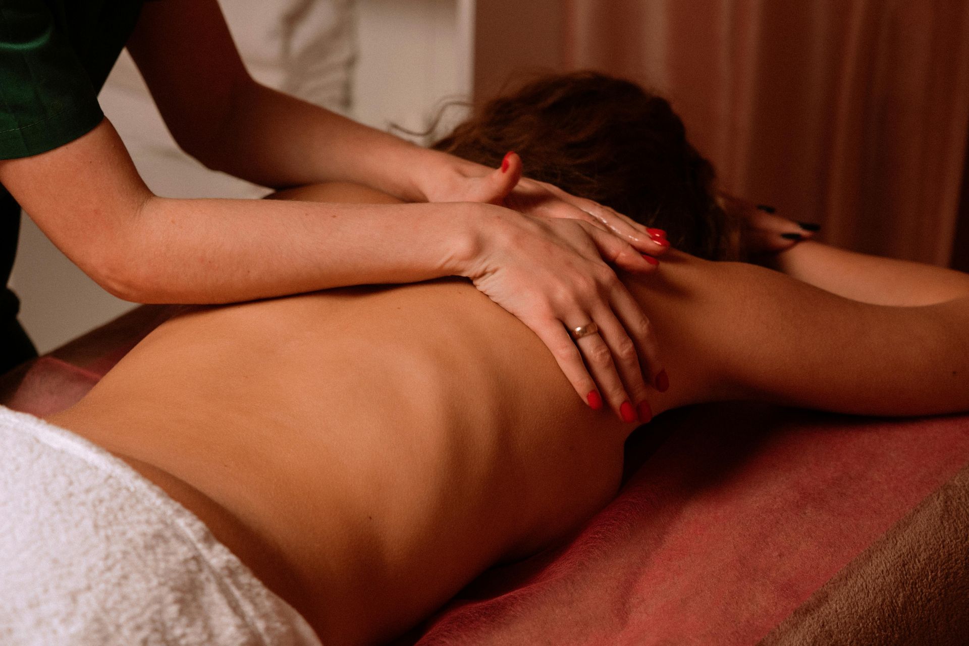 photographie d'une masseuse qui pose les mains sur le dos d'une femme; Massage dos, massage détente, massage tonique, massage bien être, massage sur mesure, massage relaxant, massage visage colmar, ribeauvillé, horbourg wihr, wintzenheim
