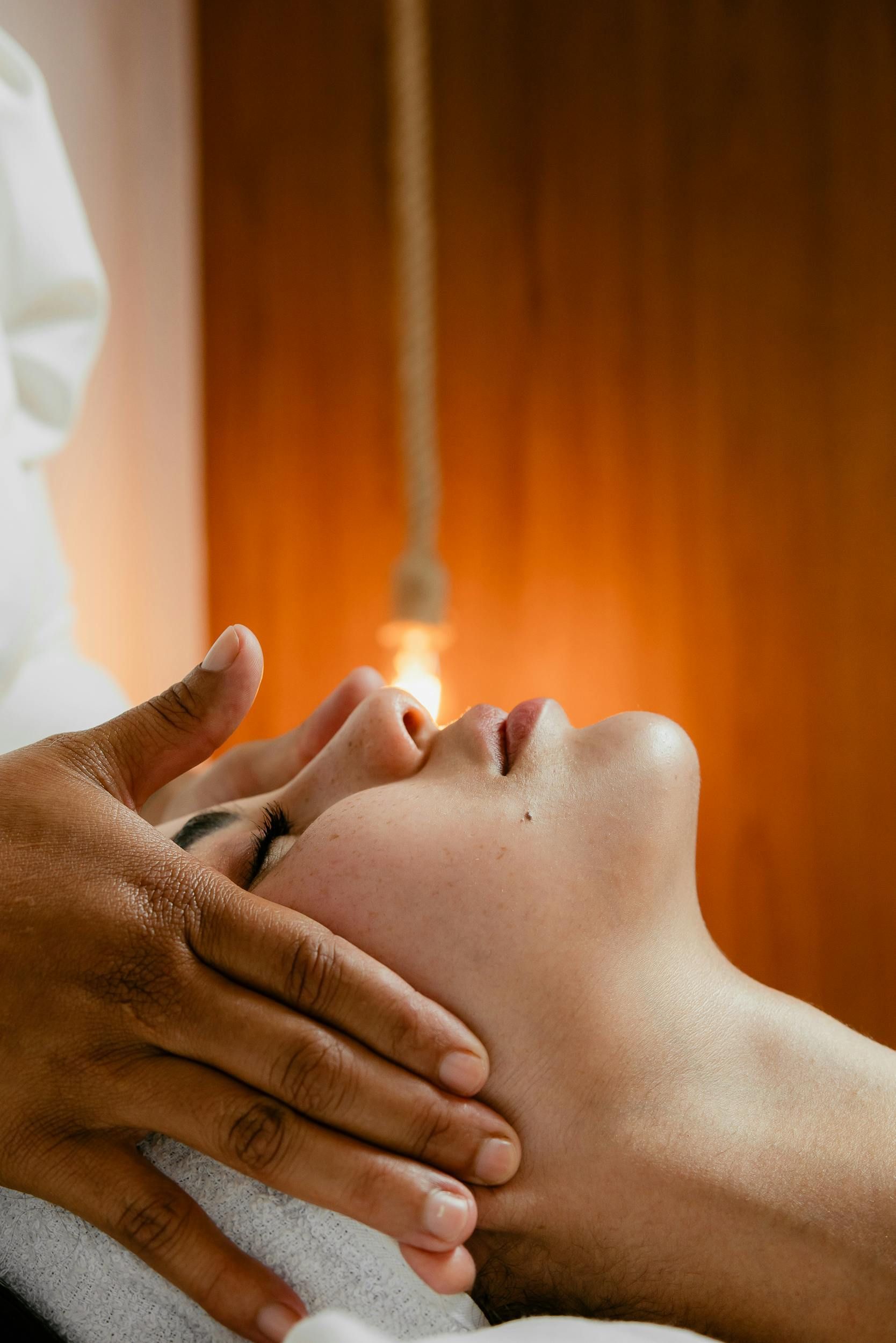 photographie d'une masseuse qui pose les mains sur le visage d'une femme
massage bébé; Massage dos, massage détente, massage tonique, massage bien être, massage sur mesure, massage relaxant, massage visage colmar, ribeauvillé, horbourg wihr, wintzenheim