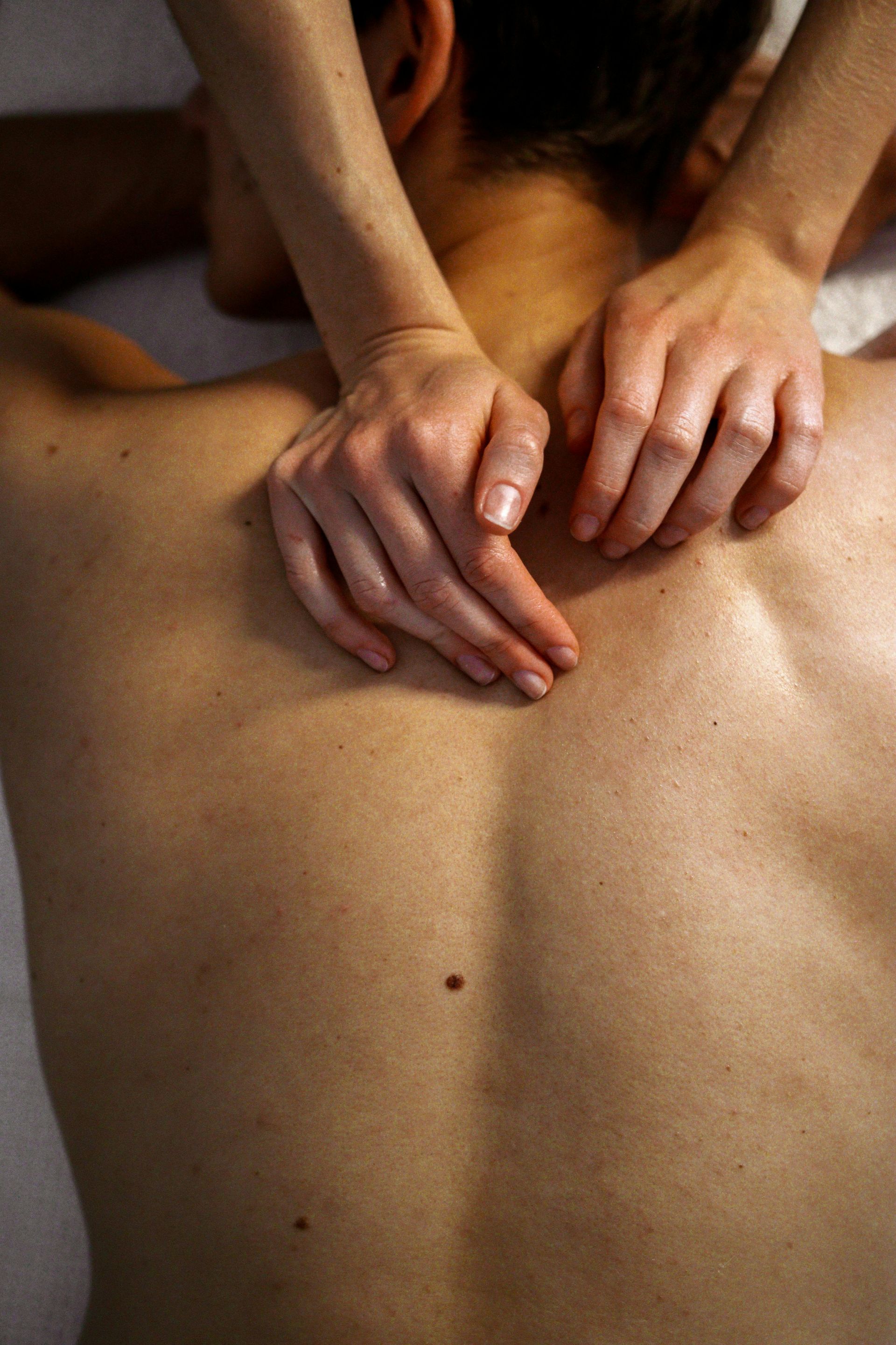 photographie de mains posées sur le dos d'une femme
massage bébé; Massage dos, massage détente, massage tonique, massage bien être, massage sur mesure, massage relaxant, massage visage colmar, ribeauvillé, horbourg wihr, wintzenheim