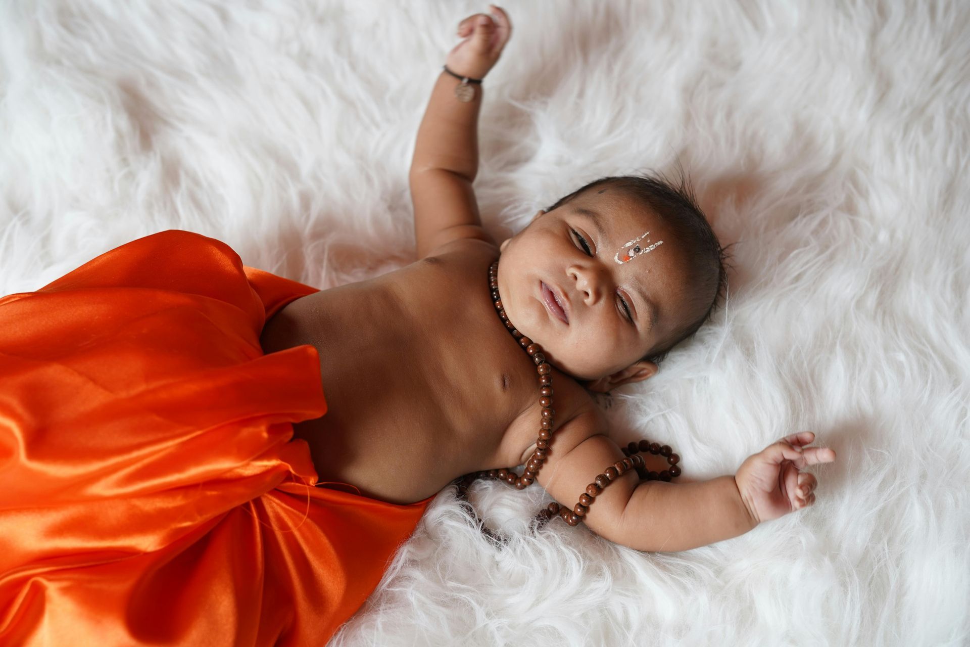 un bébé est positionné sur le dis, avec un drap orange et un collier.
Yoga bébé à Colmar, Horbourg wihr, ribeauvillé, wintzenheim