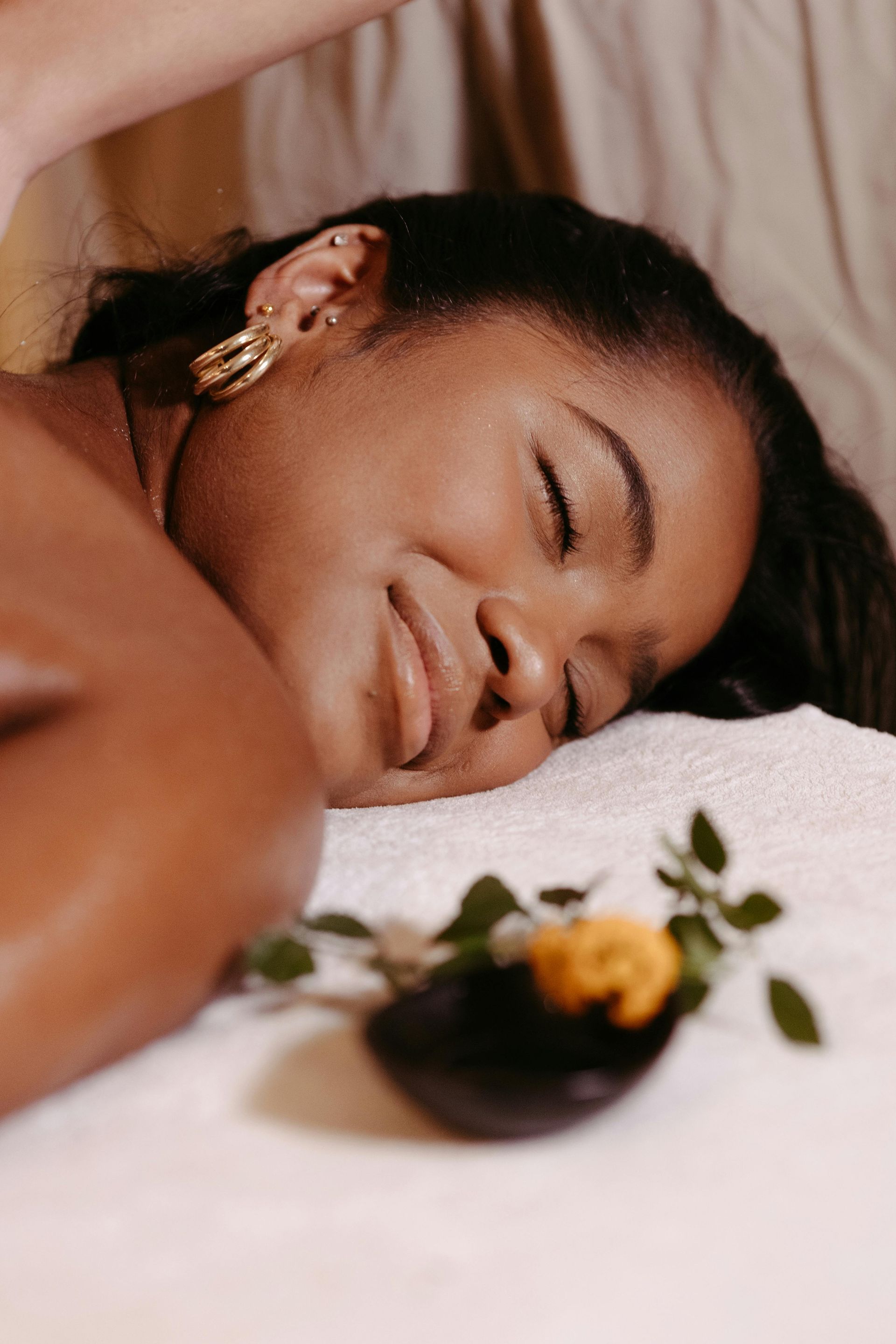 une femme est allongée sur une table de massage, elle semble heureuse
Massage dos, massage tonique, massage bien être, massage sur mesure, massage relaxant colmar, ribeauvillé, horbourg wihr, wintzenheim