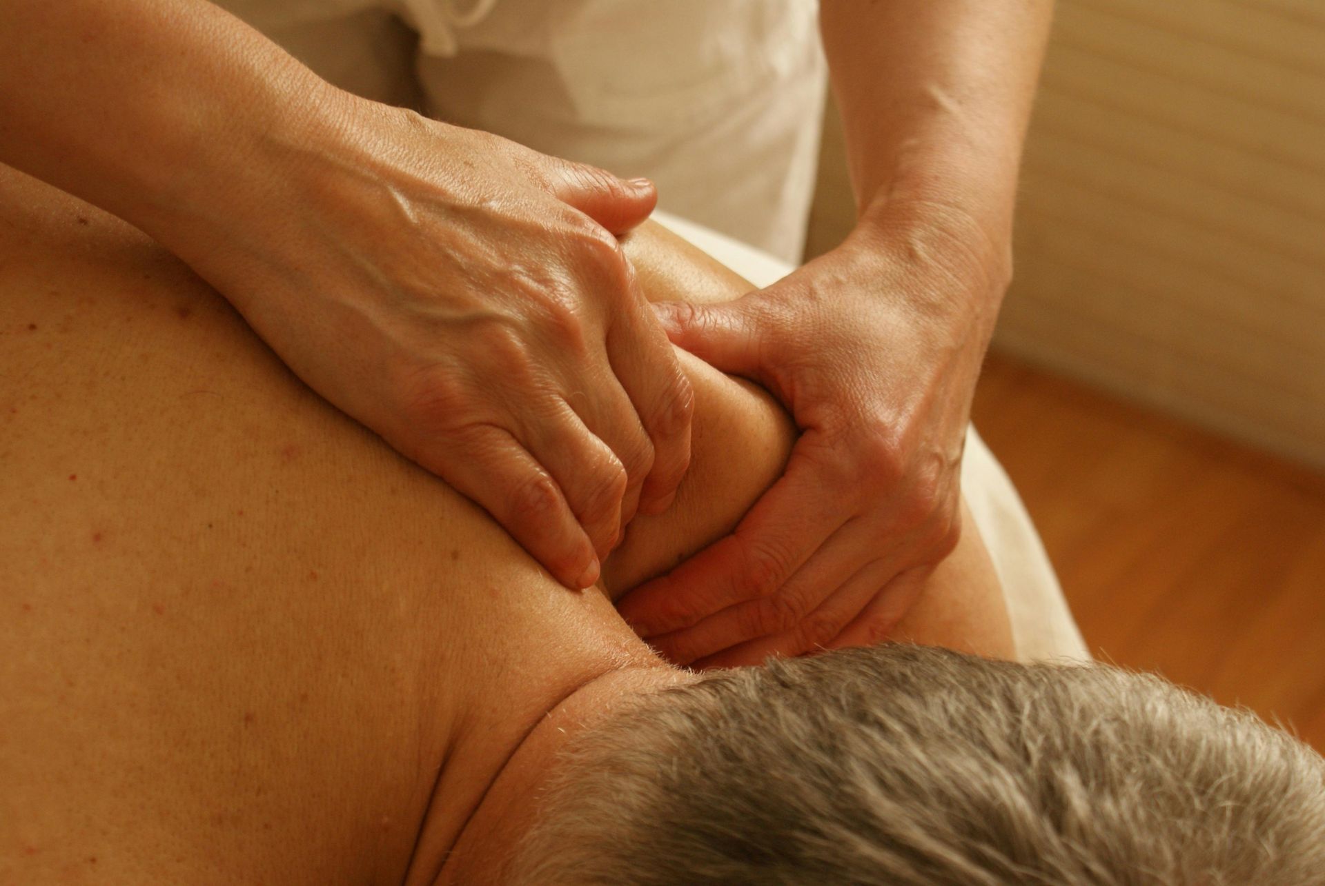 photographie d'une masseuse qui masse le dos d'une femme
massage bébé; Massage dos, massage détente, massage tonique, massage bien être, massage sur mesure, massage relaxant, massage visage colmar, ribeauvillé, horbourg wihr, wintzenheim