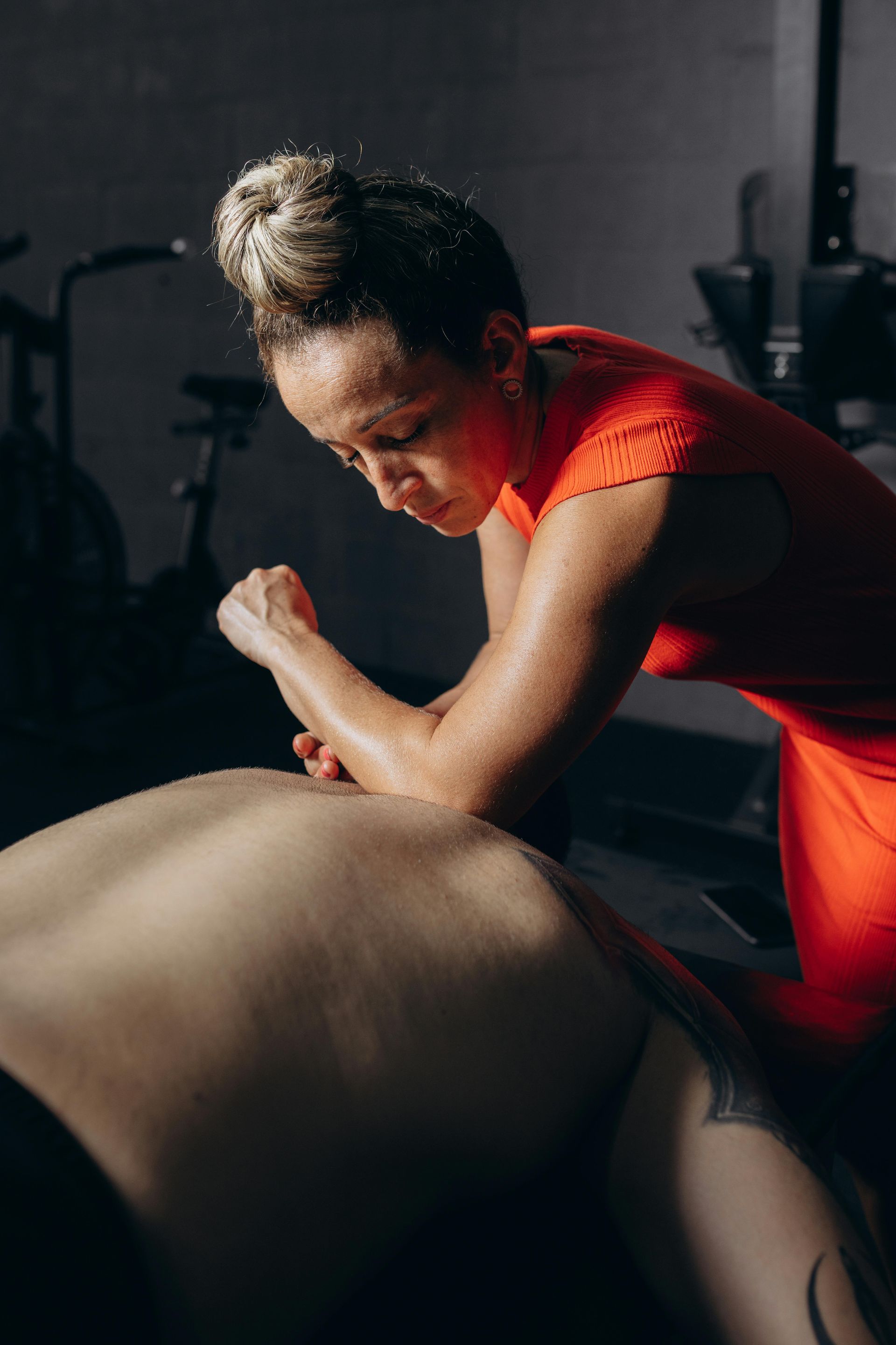 photographie d'une masseuse qui pose les mains sur le dos d'une femme ; Massage dos, massage détente, massage tonique, massage bien être, massage sur mesure, massage relaxant, massage visage colmar, ribeauvillé, horbourg wihr, wintzenheim