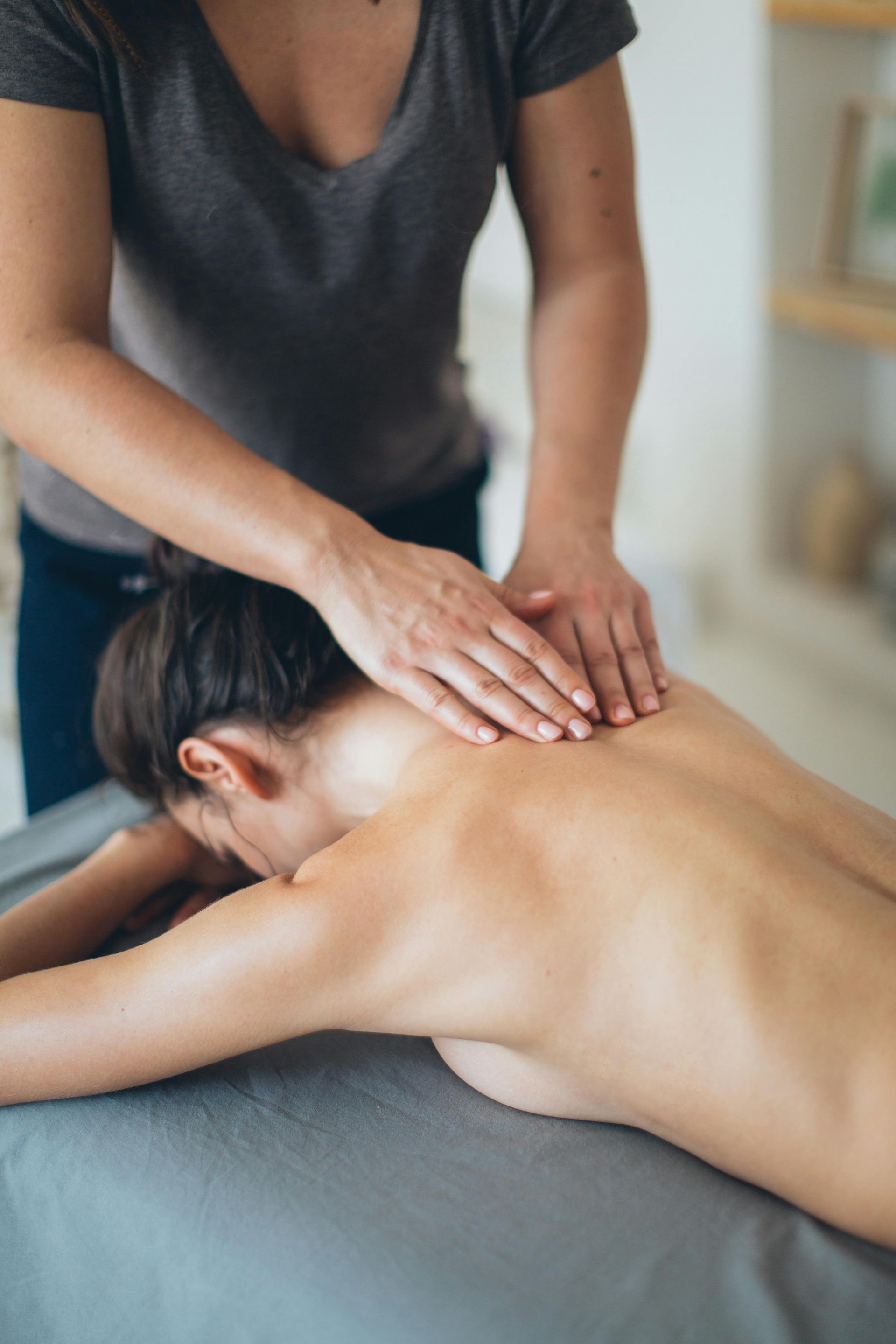 photographie d'une masseuse qui pose les mains sur le dos d'un homme
massage bébé; Massage dos, massage détente, massage tonique, massage bien être, massage sur mesure, massage relaxant, massage visage colmar, ribeauvillé, horbourg wihr, wintzenheim