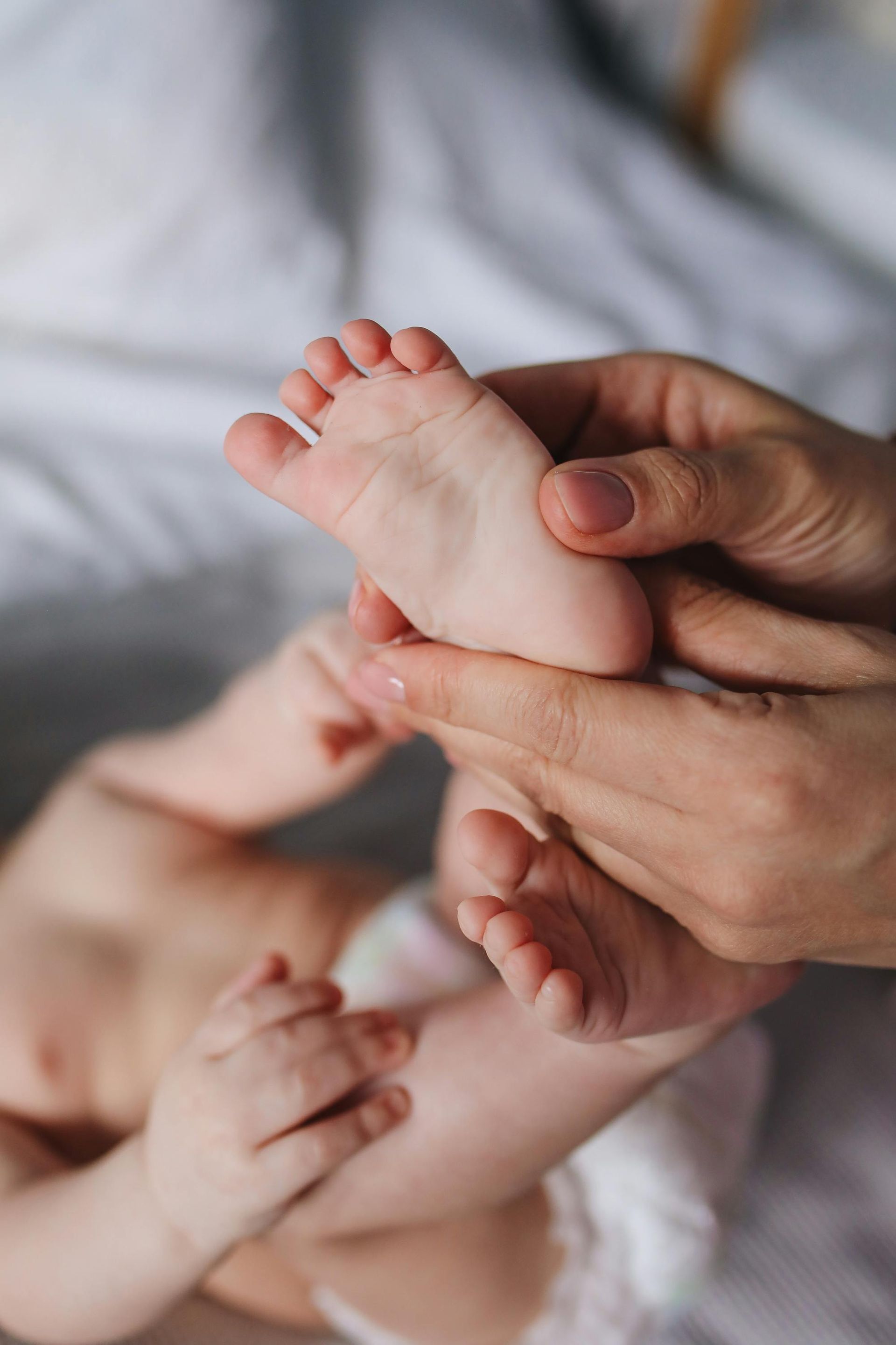 photographie d'une masseuse qui masse le pied d'un bébé
massage bébé; Massage dos, massage détente, massage tonique, massage bien être, massage sur mesure, massage relaxant, massage visage colmar, ribeauvillé, horbourg wihr, wintzenheim