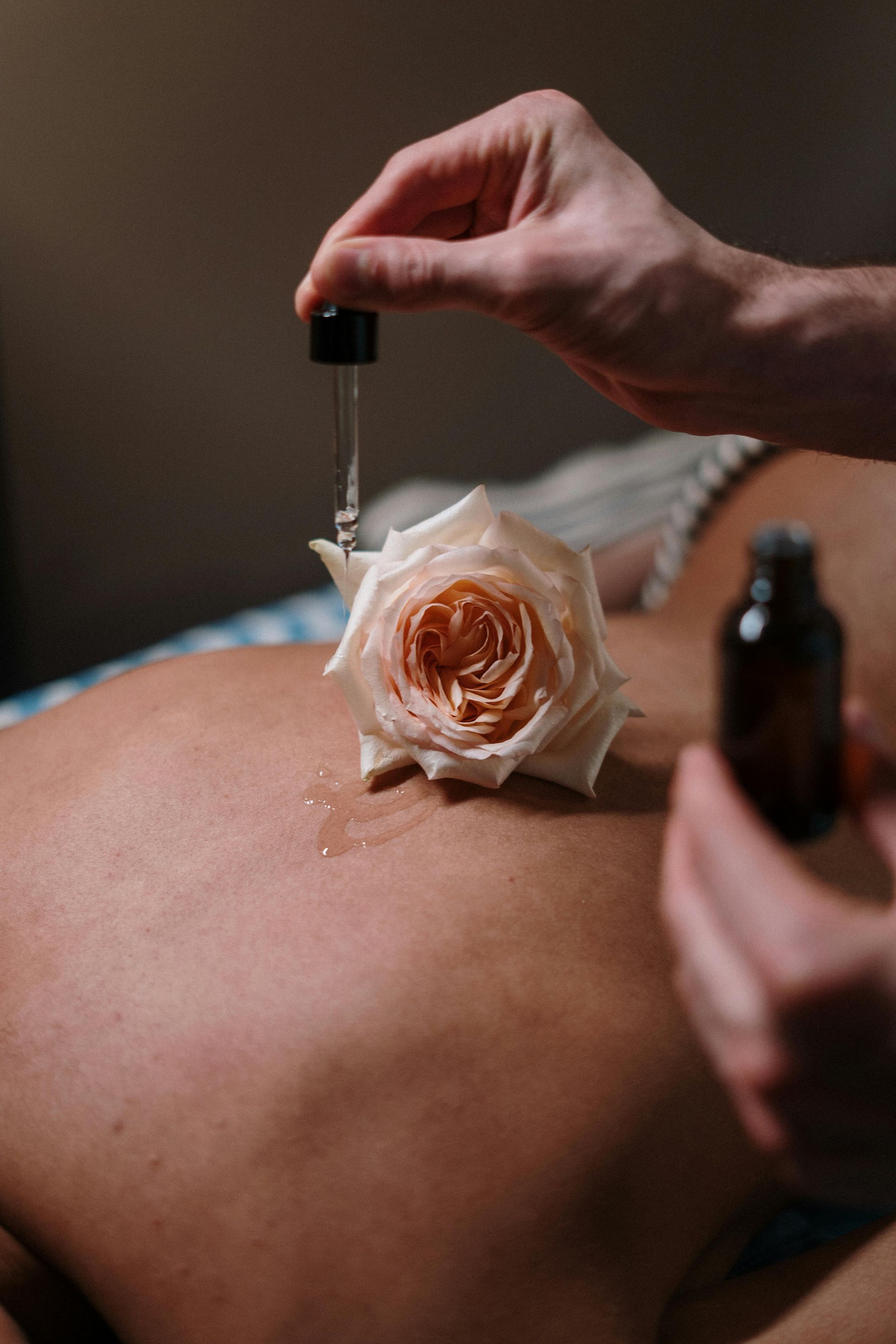 Un masseur massage le dos d'une femme
Massage dos, massage détente, massage tonique, massage bien être, massage sur mesure, massage relaxant, massage visage colmar, ribeauvillé, horbourg wihr, wintzenheim