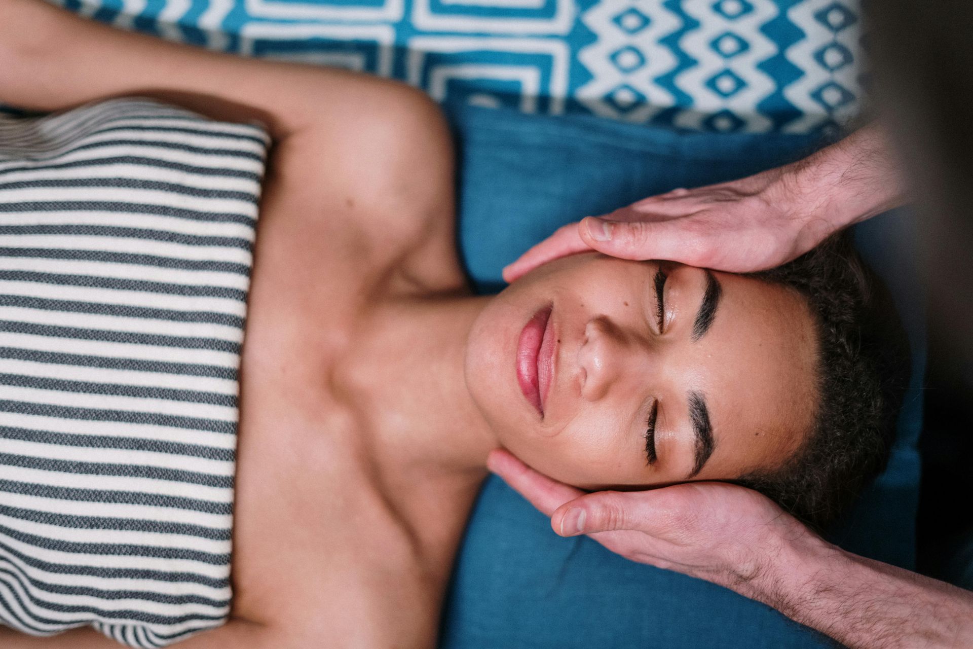 photographie de mains posées sur le visage d'une femme
massage bébé; Massage dos, massage détente, massage tonique, massage bien être, massage sur mesure, massage relaxant, massage visage colmar, ribeauvillé, horbourg wihr, wintzenheim