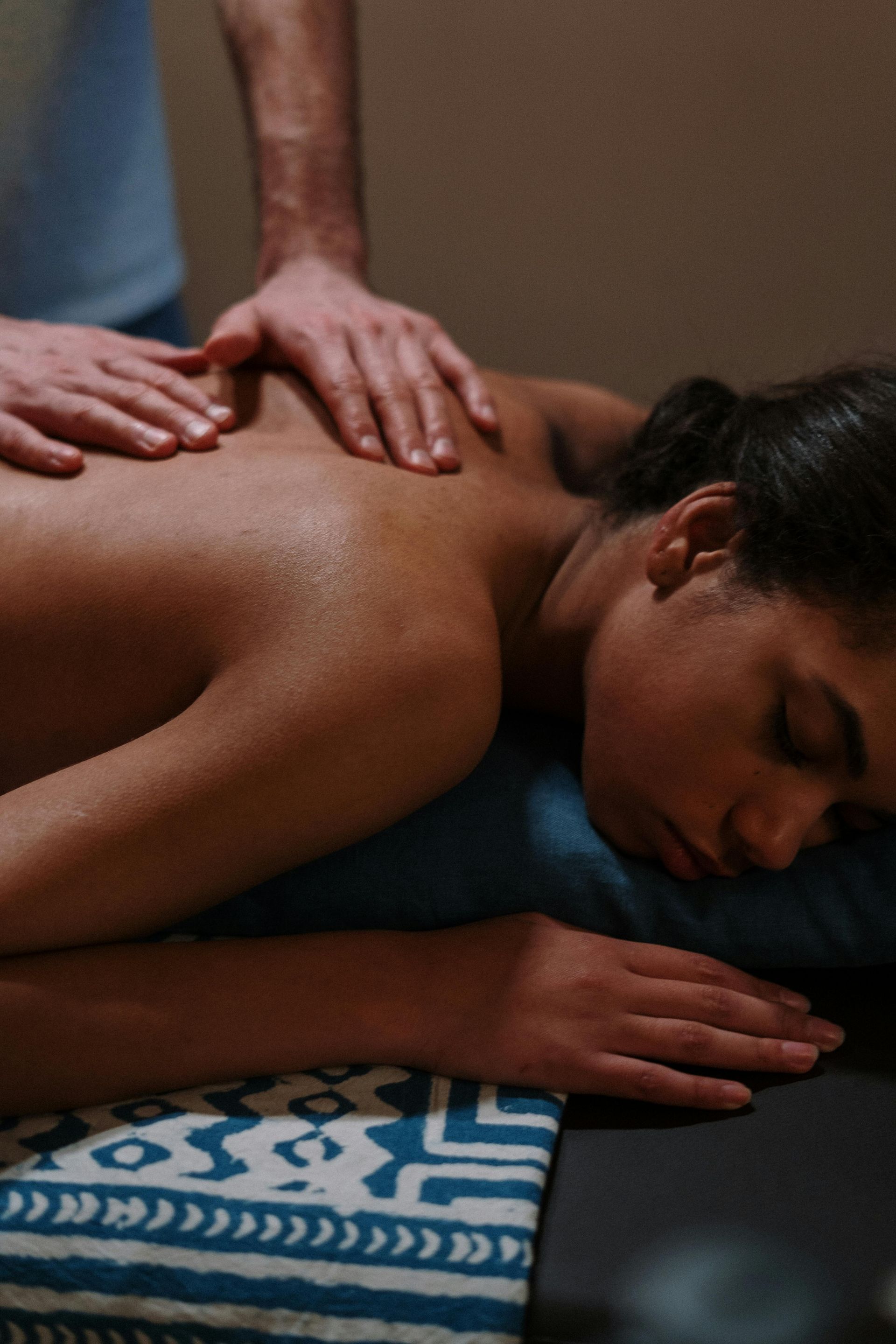 Un masseur fait un massage du dos à une femme.
massage dos, massage tonique, massage sportif, massage bien être. Colmar, Ribeauvillé, Wintzenheim, Horbourg Wihr