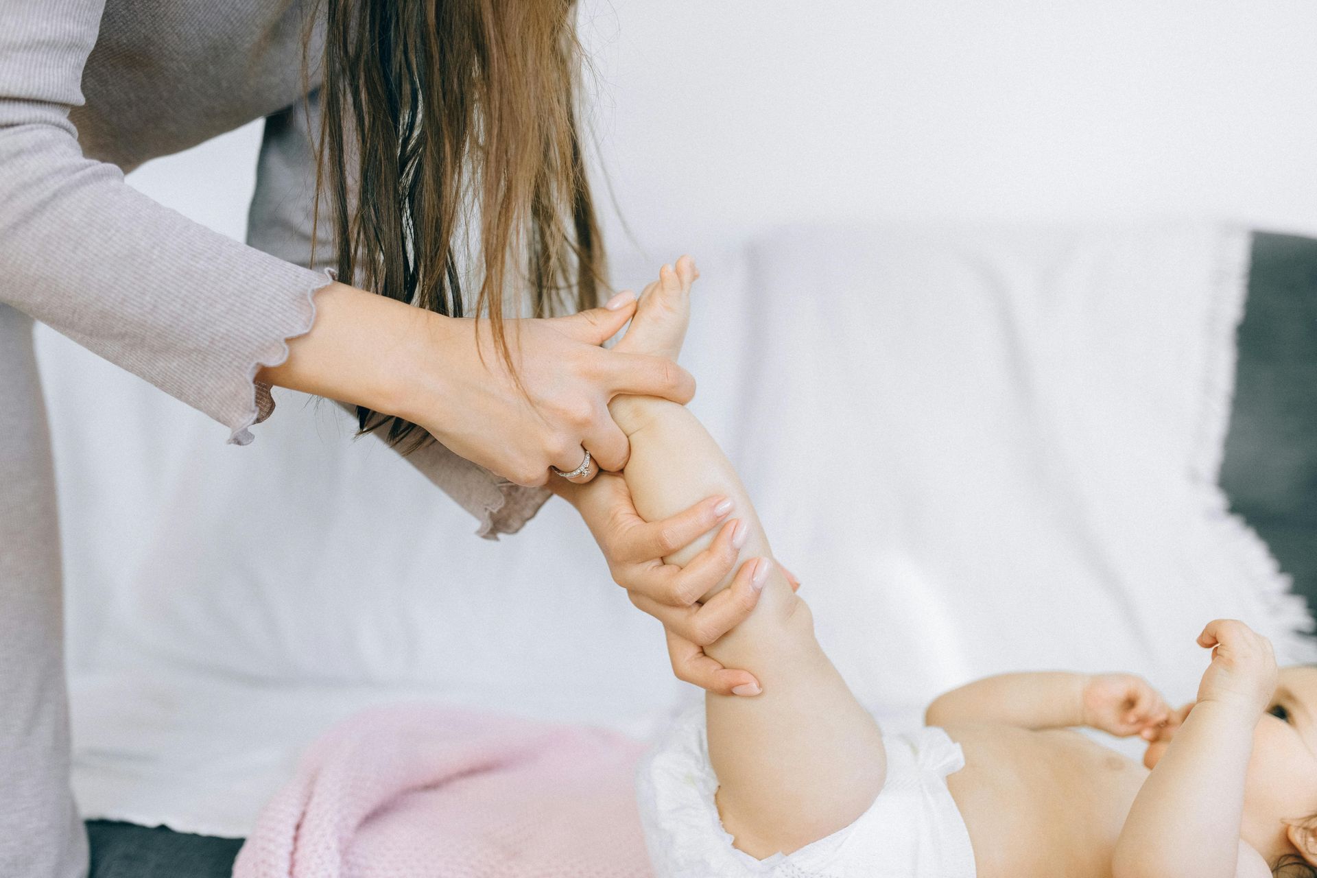 une femme masse la jambe de son bébé sur un lit
massage bébé; Massage dos, massage détente, massage tonique, massage bien être, massage sur mesure, massage relaxant, massage visage colmar, ribeauvillé, horbourg wihr, wintzenheim
