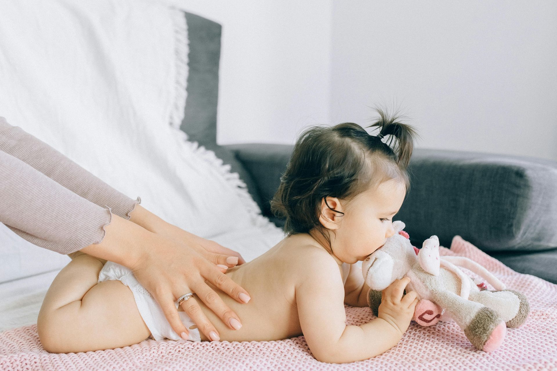 un bébé est allongé sur un lit, les mains d'une femme le tenant par la taille
massage bébé; Massage dos, massage détente, massage tonique, massage bien être, massage sur mesure, massage relaxant, massage visage colmar, ribeauvillé, horbourg wihr, wintzenheim