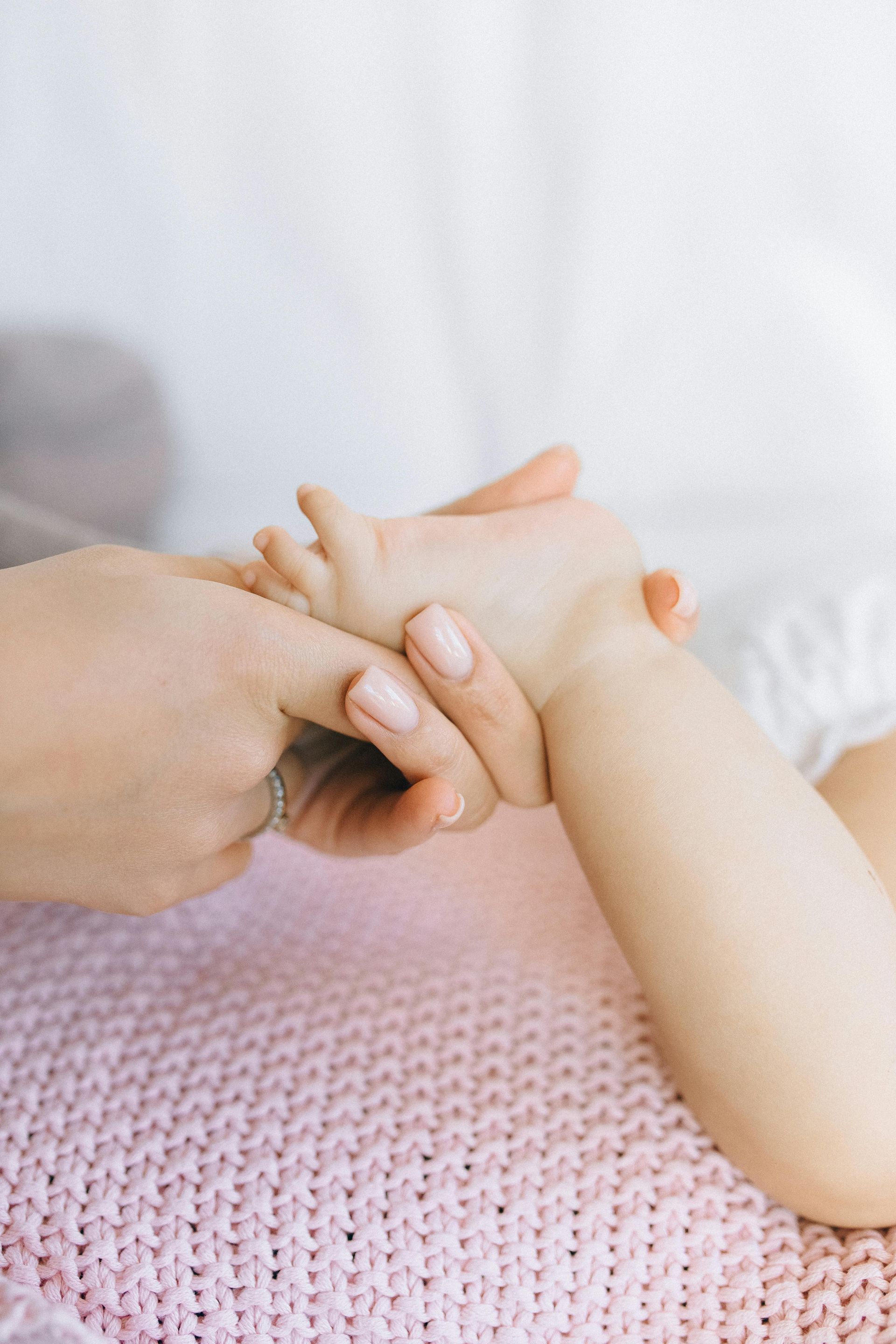 photographie d'une masseuse qui masse le pied d'un bébé
massage bébé; Massage dos, massage détente, massage tonique, massage bien être, massage sur mesure, massage relaxant, massage visage colmar, ribeauvillé, horbourg wihr, wintzenheim