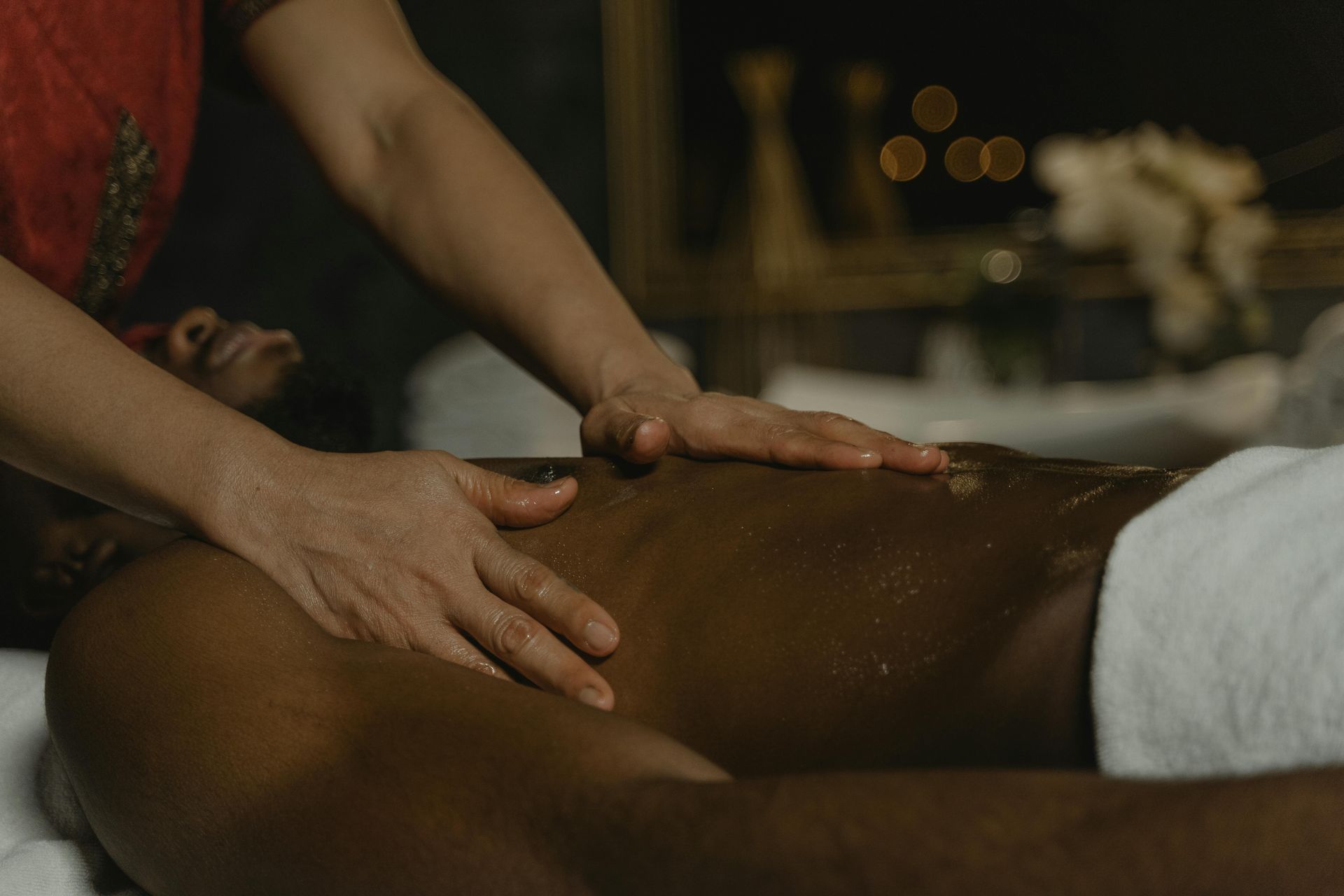photographie d'une masseuse qui pose les mains sur le torse d'un homme ; Massage dos, massage détente, massage tonique, massage bien être, massage sur mesure, massage relaxant, massage visage colmar, ribeauvillé, horbourg wihr, wintzenheim