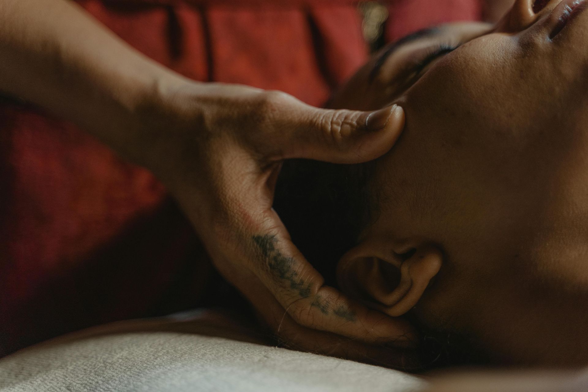 une femme masse la tête d'une autre femme allongée sur une table de massage
massage bébé; Massage dos, massage détente, massage tonique, massage bien être, massage sur mesure, massage relaxant, massage visage colmar, ribeauvillé, horbourg wihr, wintzenheim
