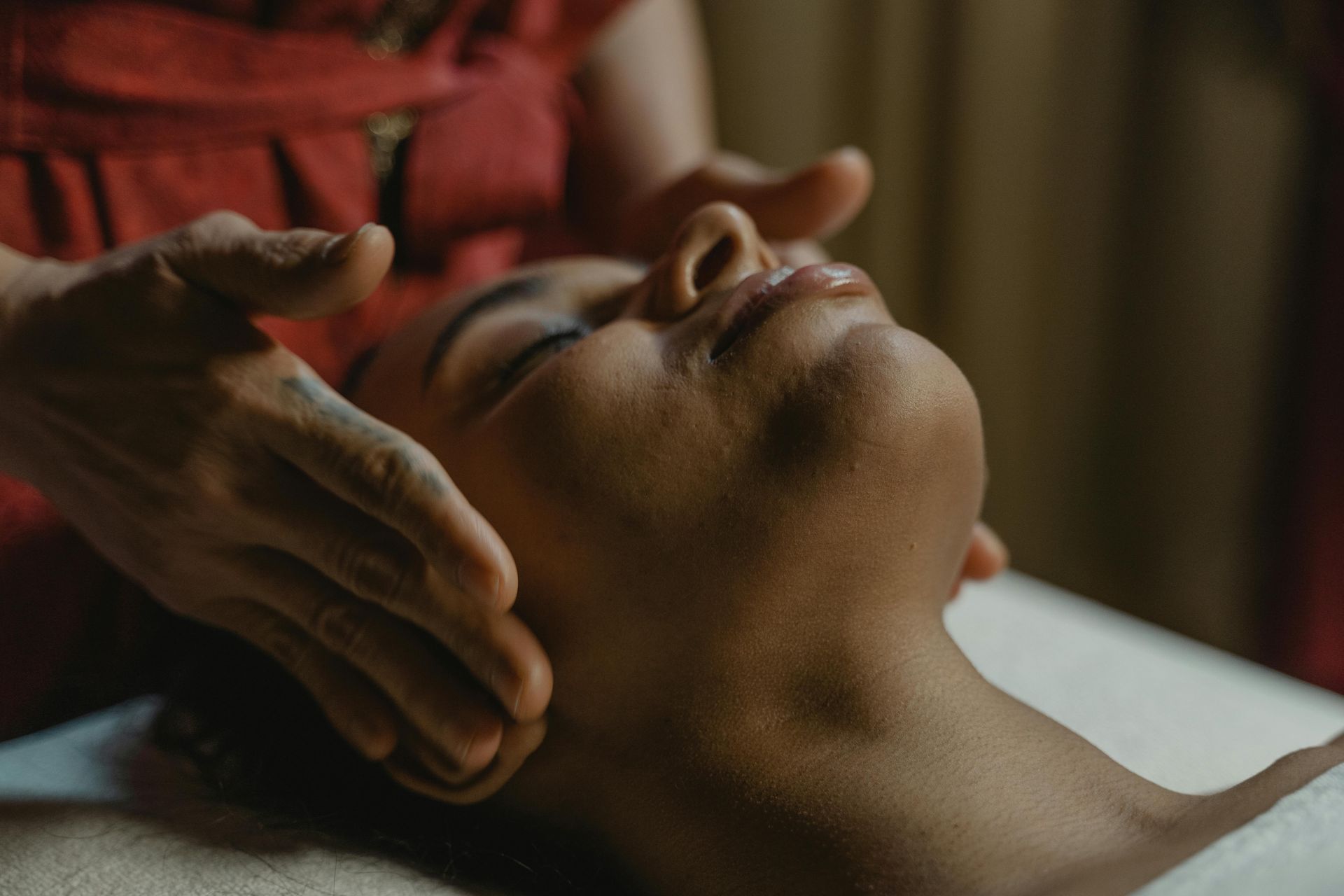 une masseuse pose sa main sur le visage d'une femme massée
massage bébé; Massage dos, massage détente, massage tonique, massage bien être, massage sur mesure, massage relaxant, massage visage colmar, ribeauvillé, horbourg wihr, wintzenheim