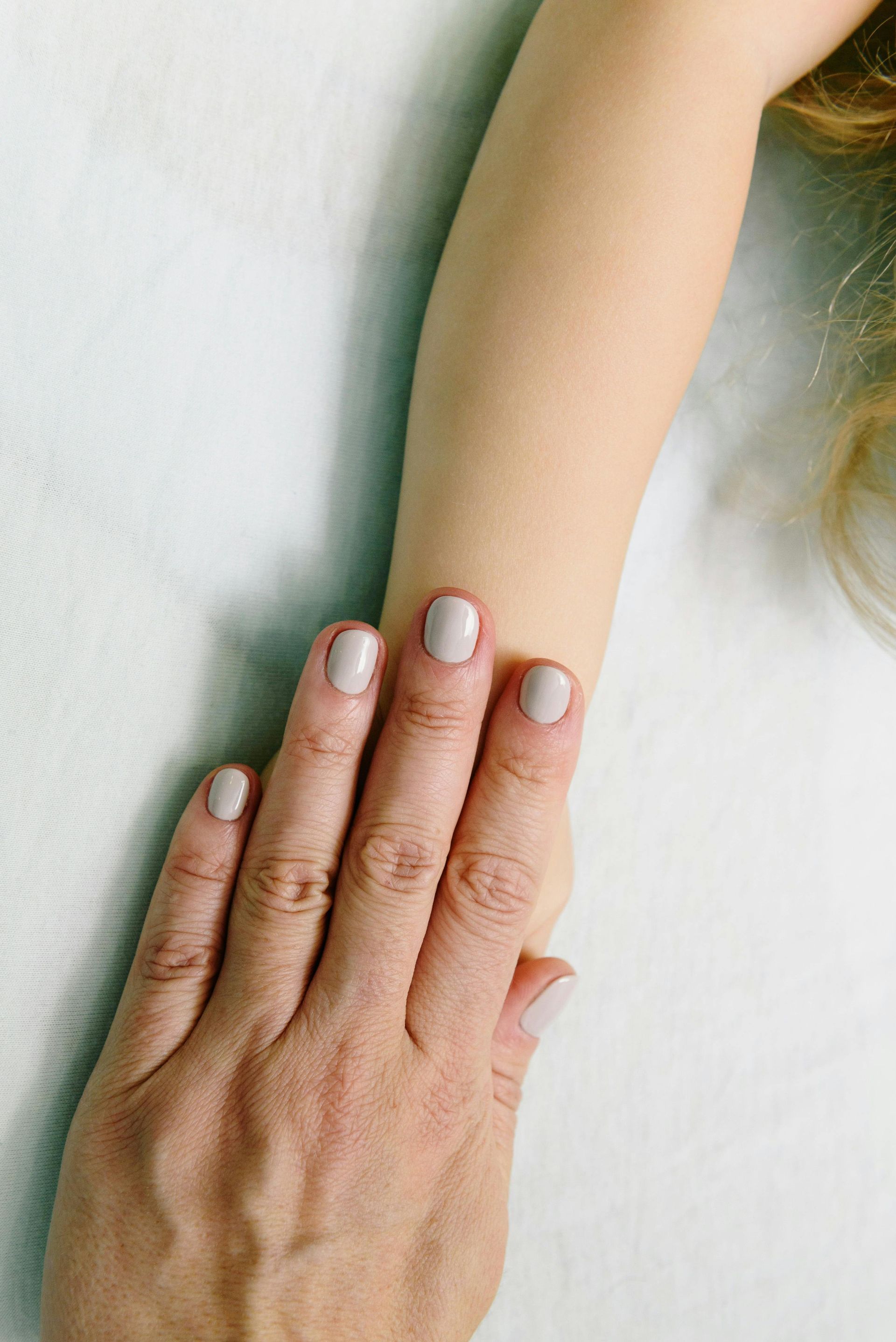 une masseuse pose ses mains sur le bras d'un enfant
massage bébé; Massage dos, massage détente, massage tonique, massage bien être, massage sur mesure, massage relaxant, massage visage colmar, ribeauvillé, horbourg wihr, wintzenheim
