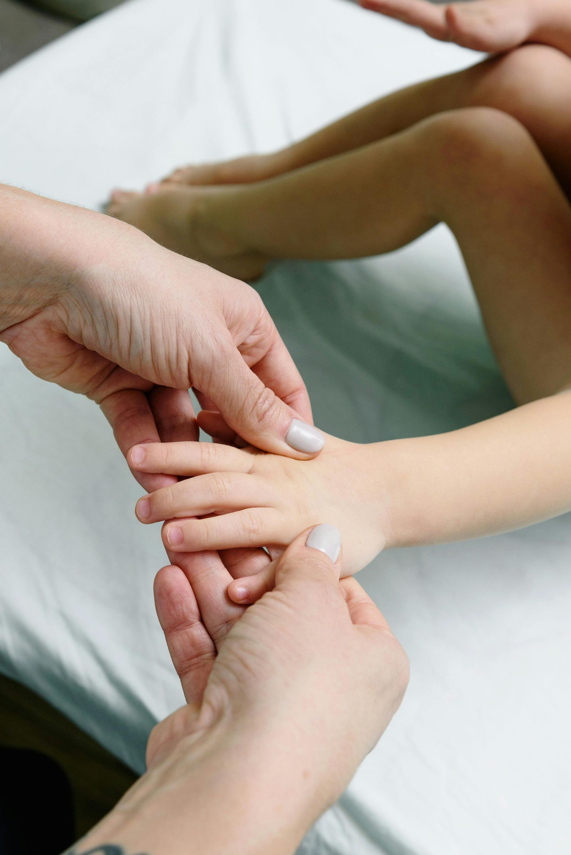 photographie d'une masseuse qui pose les mains sur la main
d'une enfant
massage bébé; Massage dos, massage détente, massage tonique, massage bien être, massage sur mesure, massage relaxant, massage visage colmar, ribeauvillé, horbourg wihr, wintzenheim