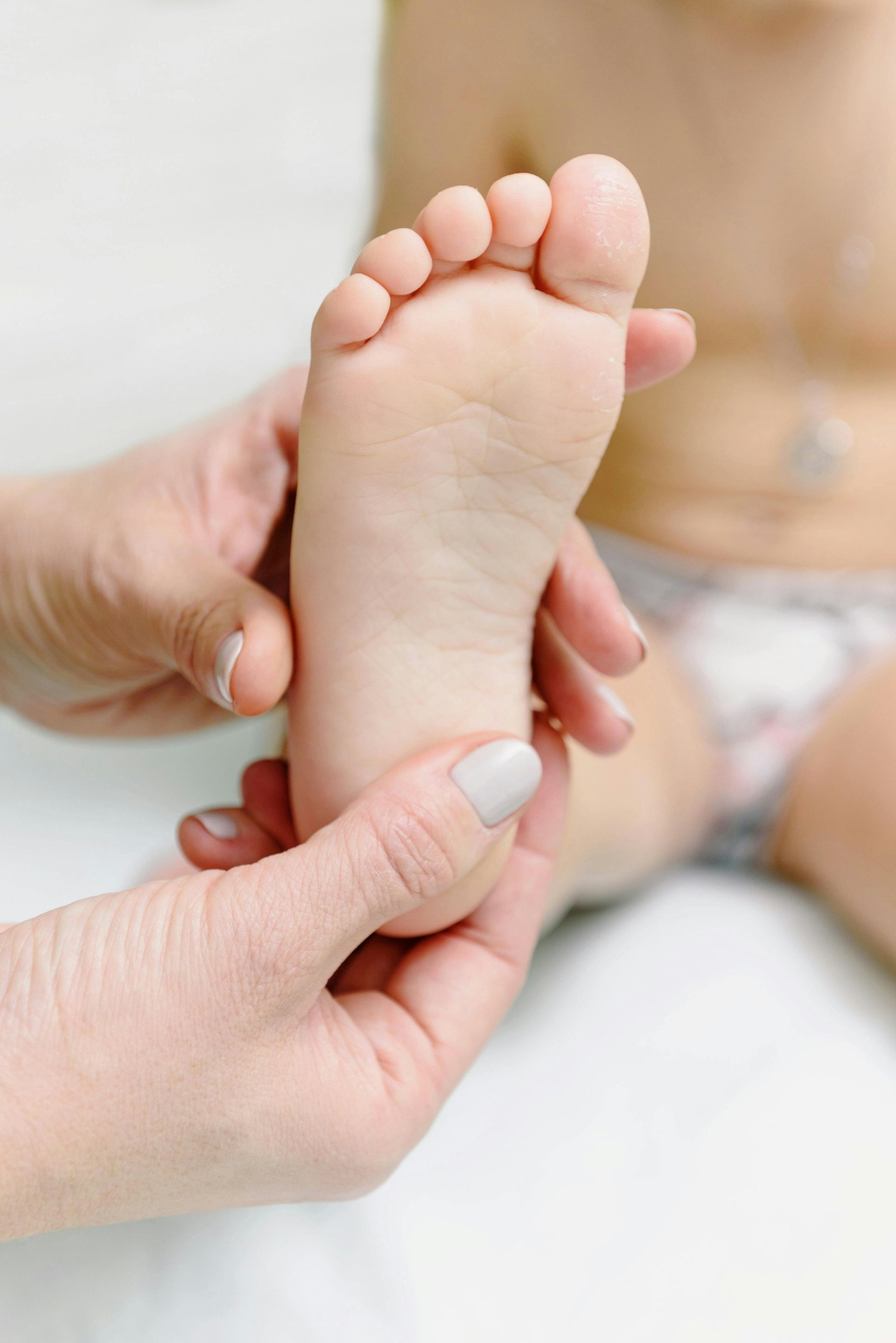 photographie d'une masseuse qui masse le pied d'un bébé
massage bébé; Massage dos, massage détente, massage tonique, massage bien être, massage sur mesure, massage relaxant, massage visage colmar, ribeauvillé, horbourg wihr, wintzenheim 