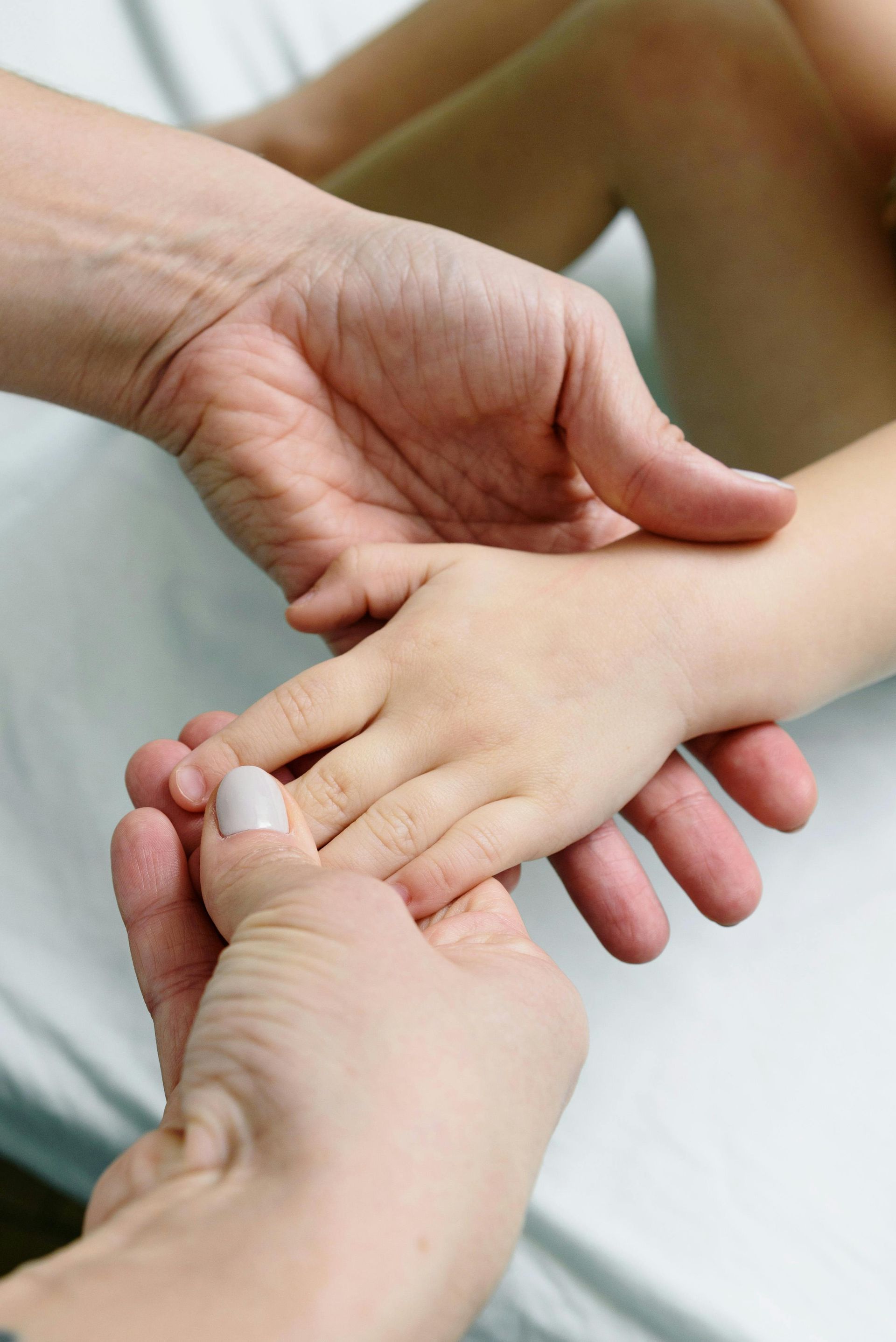 photographie de mains posées sur la main d'un enfant
massage bébé; Massage dos, massage détente, massage tonique, massage bien être, massage sur mesure, massage relaxant, massage visage colmar, ribeauvillé, horbourg wihr, wintzenheim