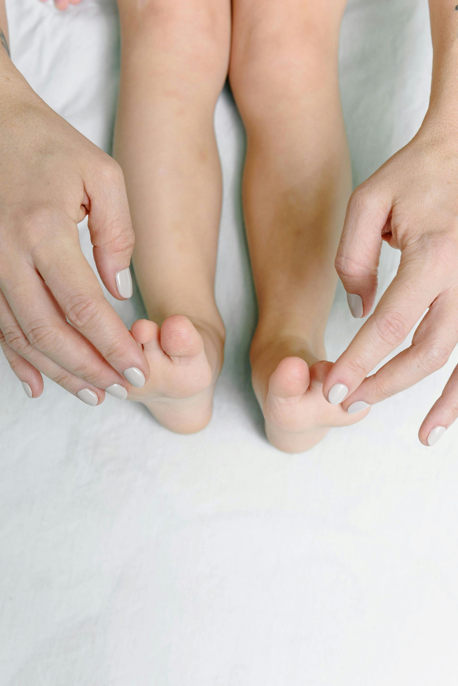 une masseuse pose ses mains sur les pieds d'un bébé
massage bébé; Massage dos, massage détente, massage tonique, massage bien être, massage sur mesure, massage relaxant, massage visage colmar, ribeauvillé, horbourg wihr, wintzenheim