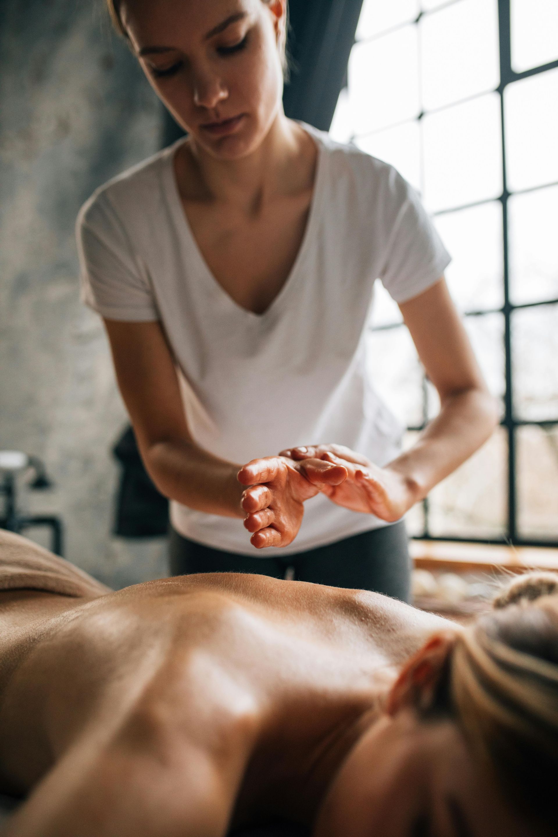 une masseuse pose ses mains sur le dos d'une massée
massage bébé; Massage dos, massage détente, massage tonique, massage bien être, massage sur mesure, massage relaxant, massage visage colmar, ribeauvillé, horbourg wihr, wintzenheim