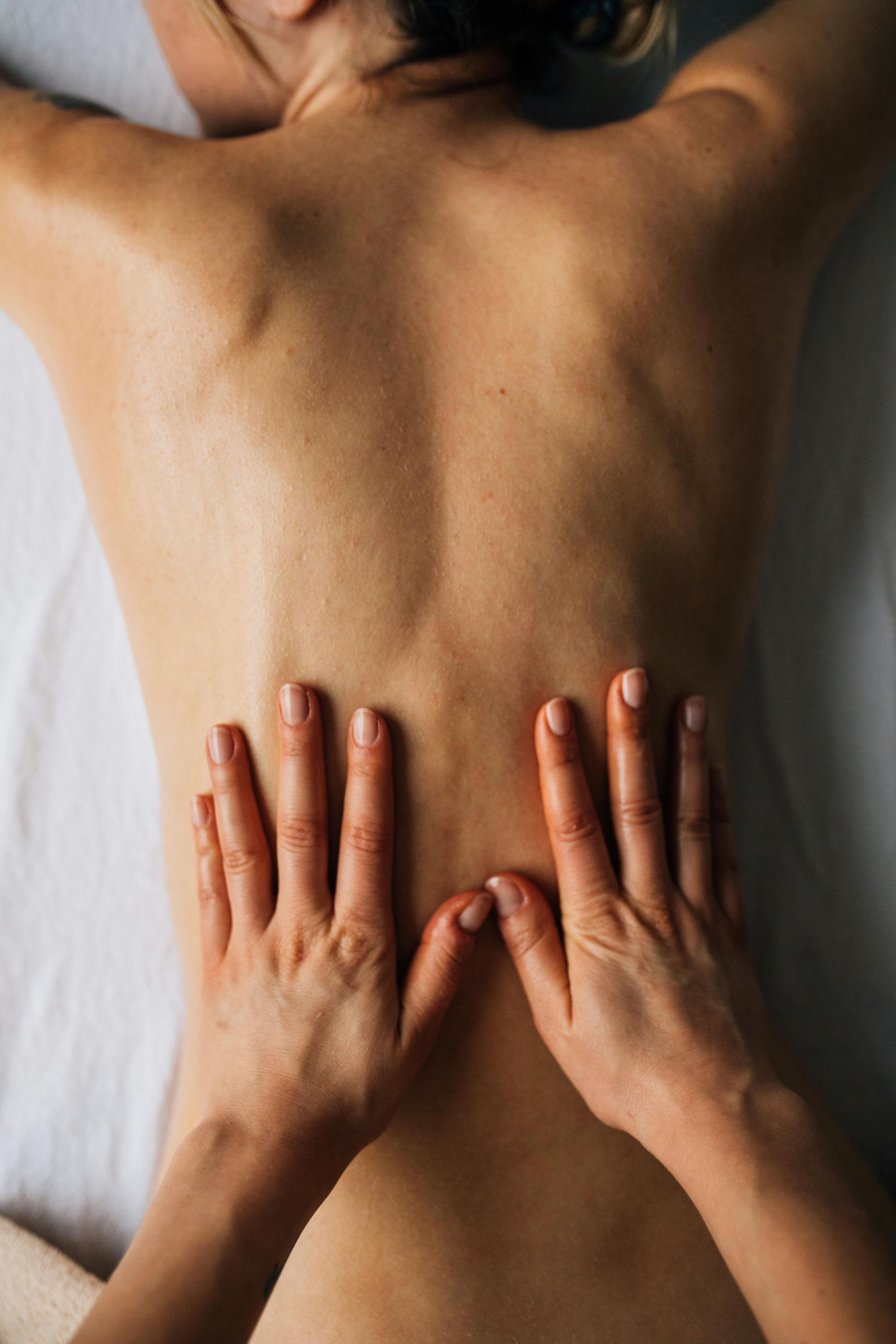 une masseuse pose ses mains sur le dos d'une massée
massage bébé; Massage dos, massage détente, massage tonique, massage bien être, massage sur mesure, massage relaxant, massage visage colmar, ribeauvillé, horbourg wihr, wintzenheim