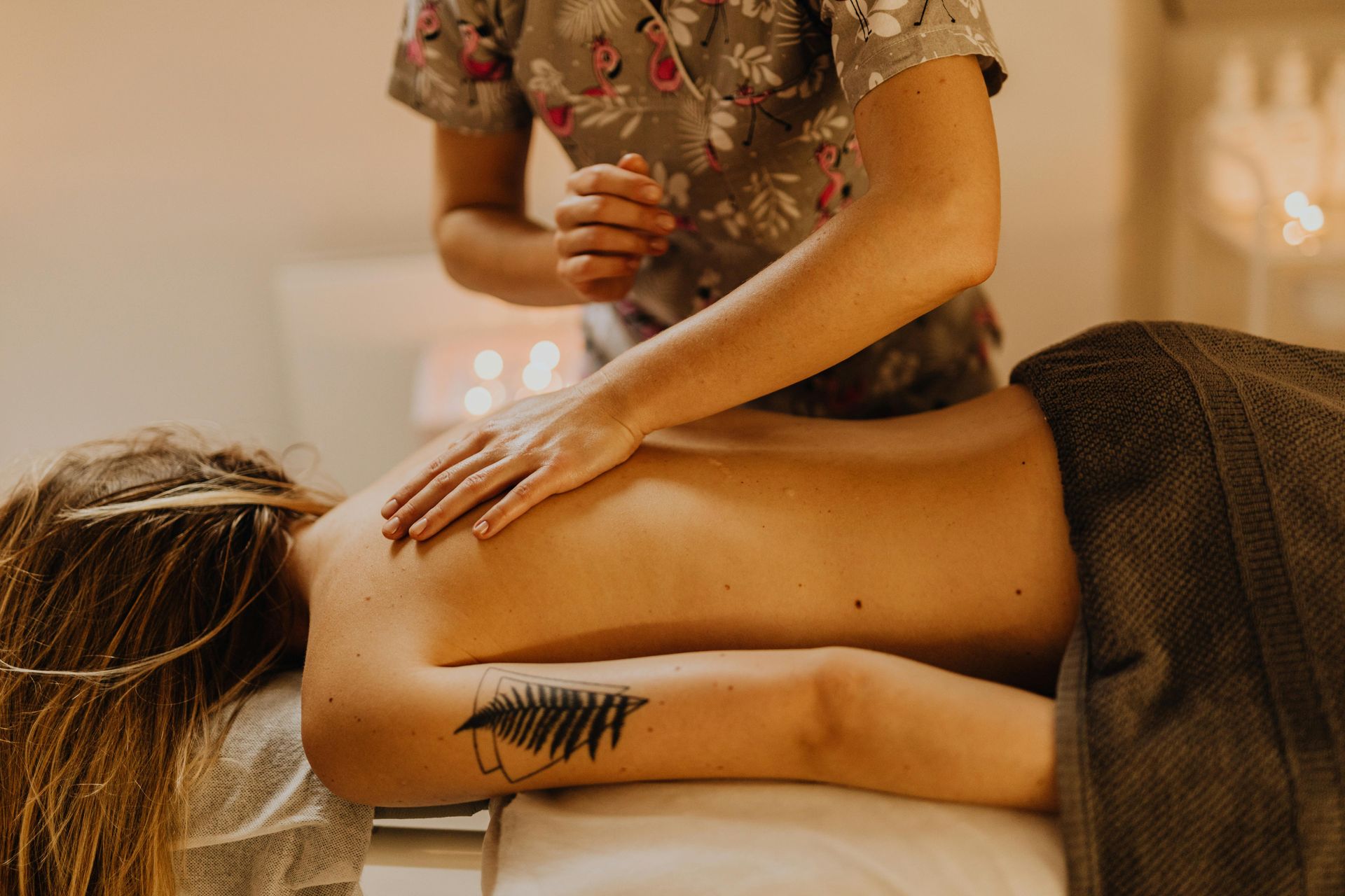 photographie d'une masseuse qui pose les mains sur le dos d'une femme; Massage dos, massage détente, massage tonique, massage bien être, massage sur mesure, massage relaxant, massage visage colmar, ribeauvillé, horbourg wihr, wintzenheim