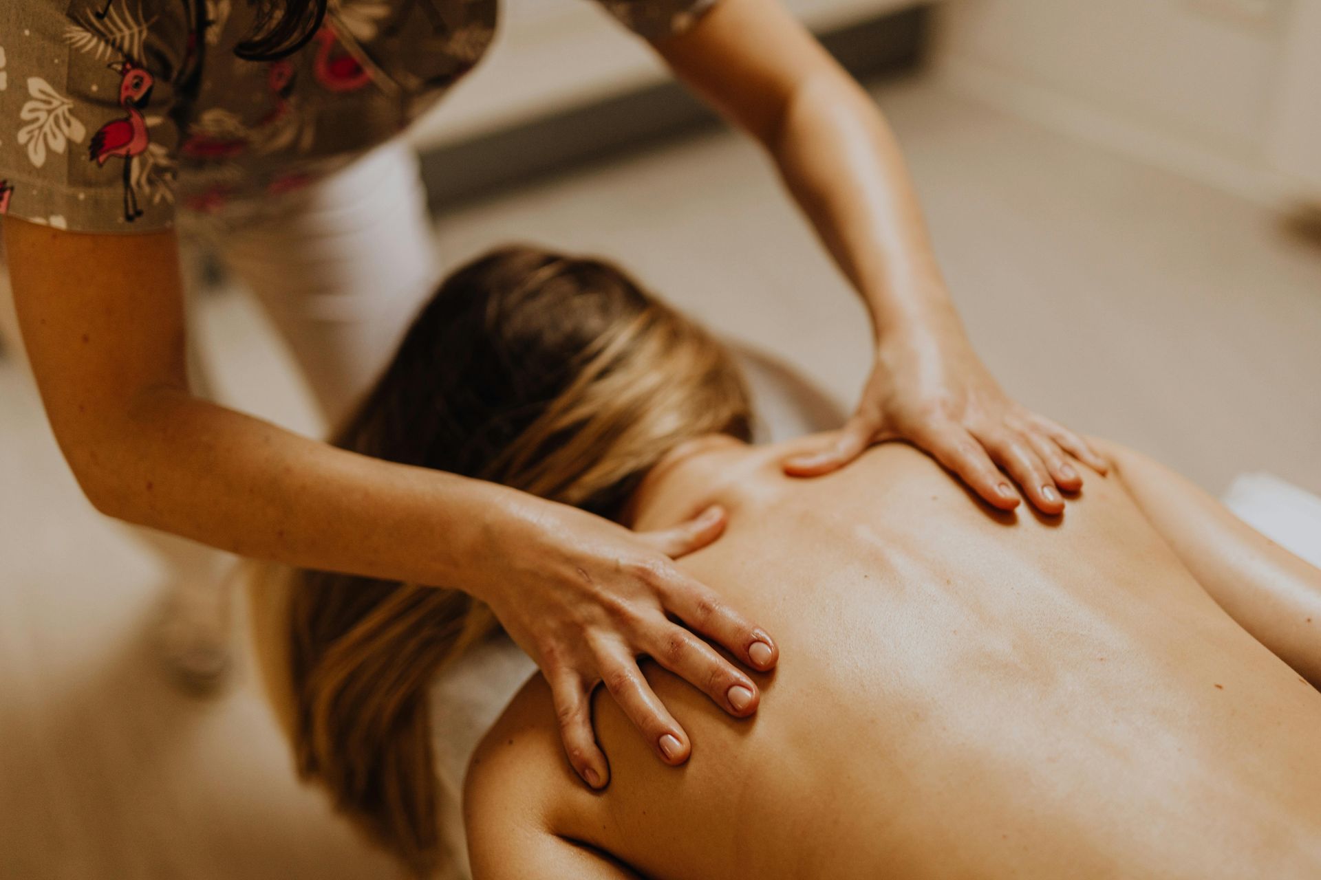photographie d'une masseuse qui masse le dos d'une femme
massage bébé; Massage dos, massage détente, massage tonique, massage bien être, massage sur mesure, massage relaxant, massage visage colmar, ribeauvillé, horbourg wihr, wintzenheim 