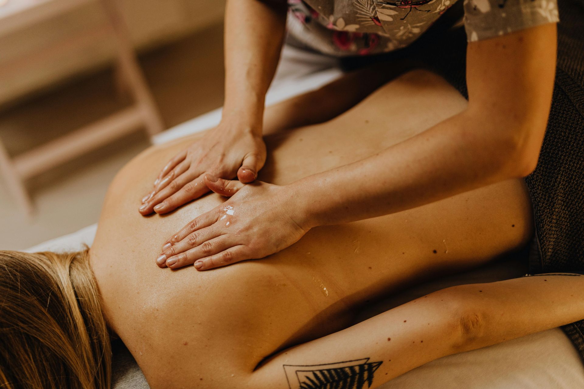 photographie de mains posées sur le dos d'une femme
massage bébé; Massage dos, massage détente, massage tonique, massage bien être, massage sur mesure, massage relaxant, massage visage colmar, ribeauvillé, horbourg wihr, wintzenheim