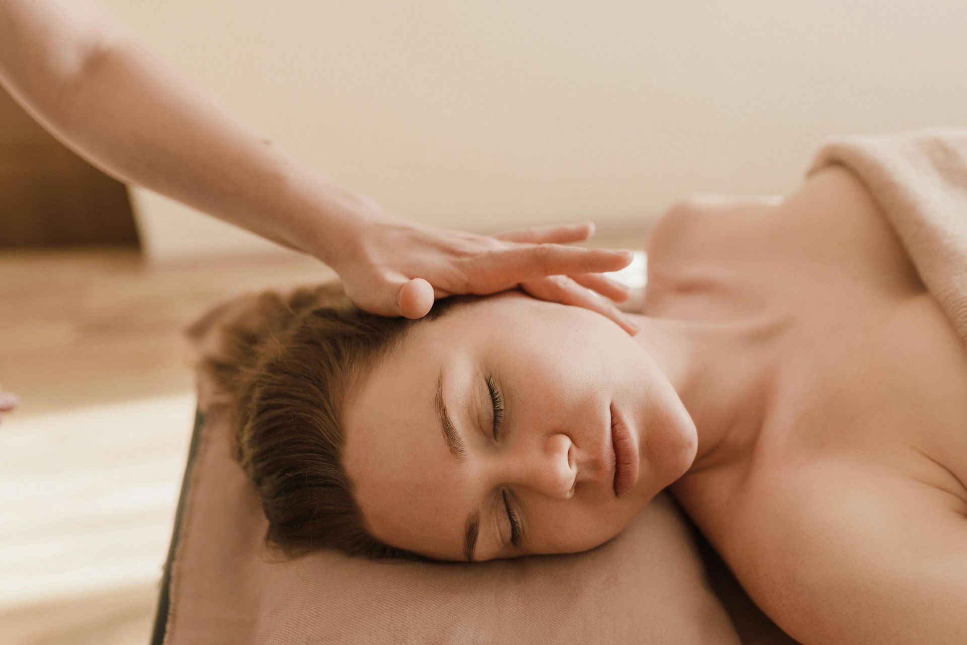 photographie d'une masseuse qui masse levisage d'une femme
massage bébé; Massage dos, massage détente, massage tonique, massage bien être, massage sur mesure, massage relaxant, massage visage colmar, ribeauvillé, horbourg wihr, wintzenheim