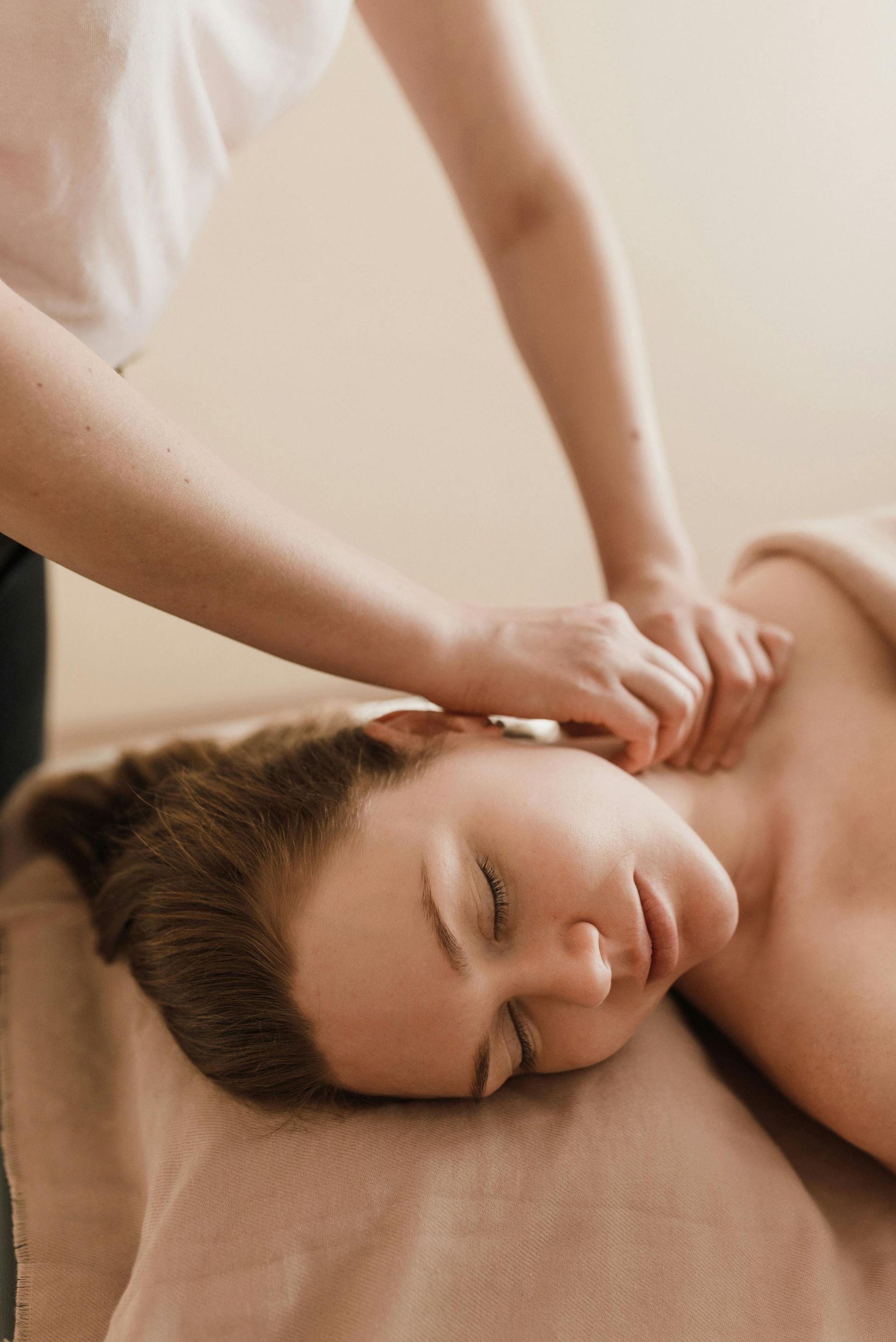 une masseuse pose ses mains sur le cou d'une femme entrain de se faire masser sur une table de massage
massage bébé; Massage dos, massage détente, massage tonique, massage bien être, massage sur mesure, massage relaxant, massage visage colmar, ribeauvillé, horbourg wihr, wintzenheim