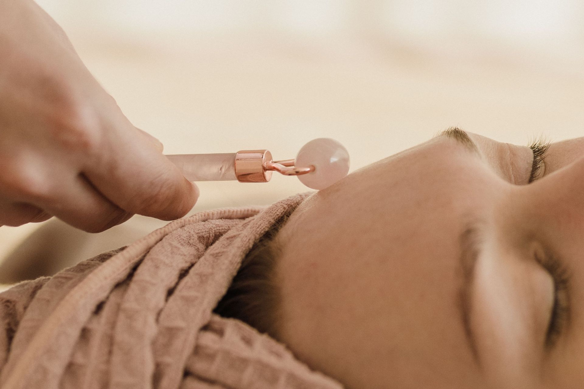 photographie d'une masseuse posant ses mains sur le visage d'une femme
d'une femme ; Massage dos, massage détente, massage tonique, massage bien être, massage sur mesure, massage relaxant, massage visage colmar, ribeauvillé, horbourg wihr, wintzenheim