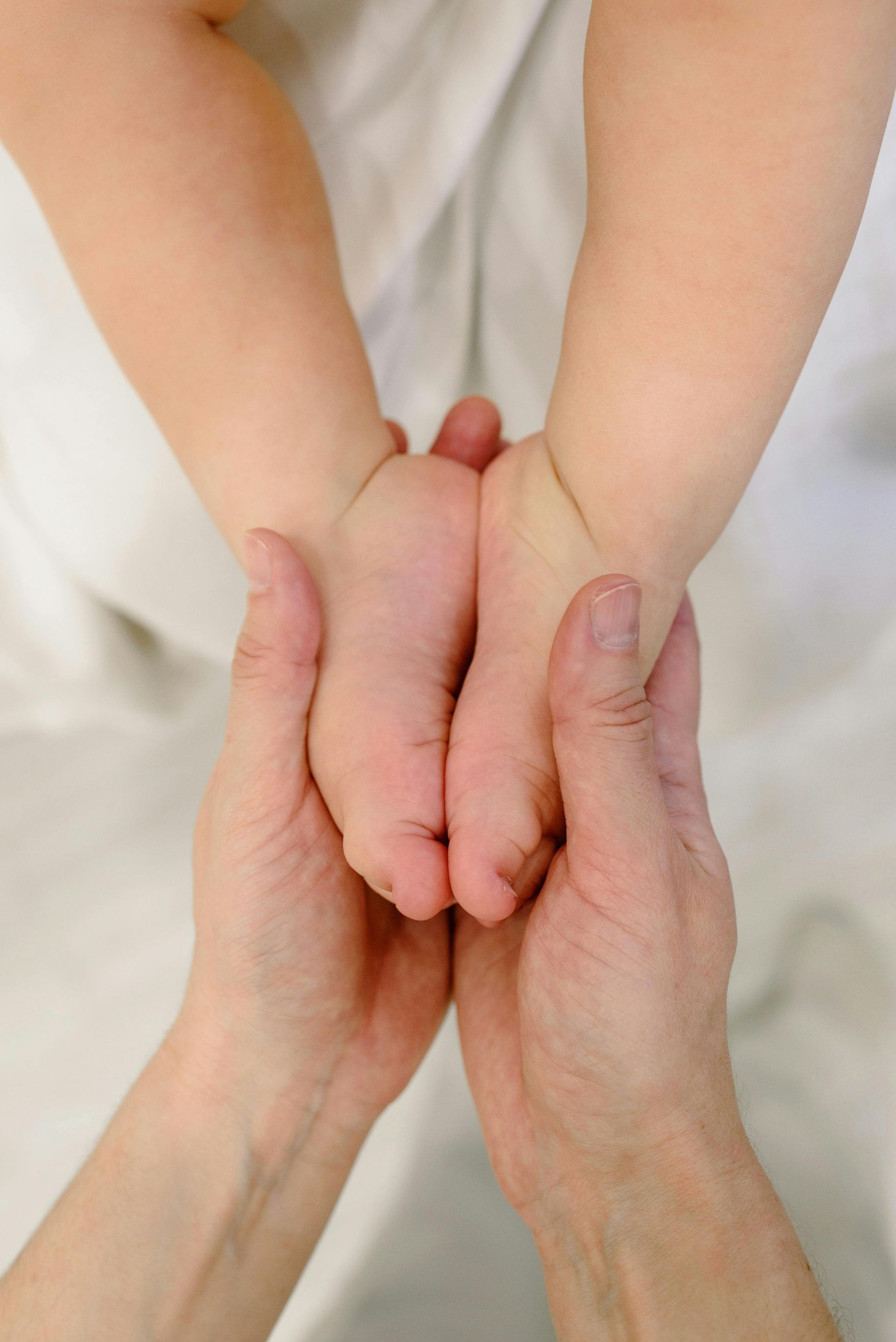 on voit une personne tenant dans ses mains des pieds de bébé
massage bébé; Massage dos, massage détente, massage tonique, massage bien être, massage sur mesure, massage relaxant, massage visage colmar, ribeauvillé, horbourg wihr, wintzenheim