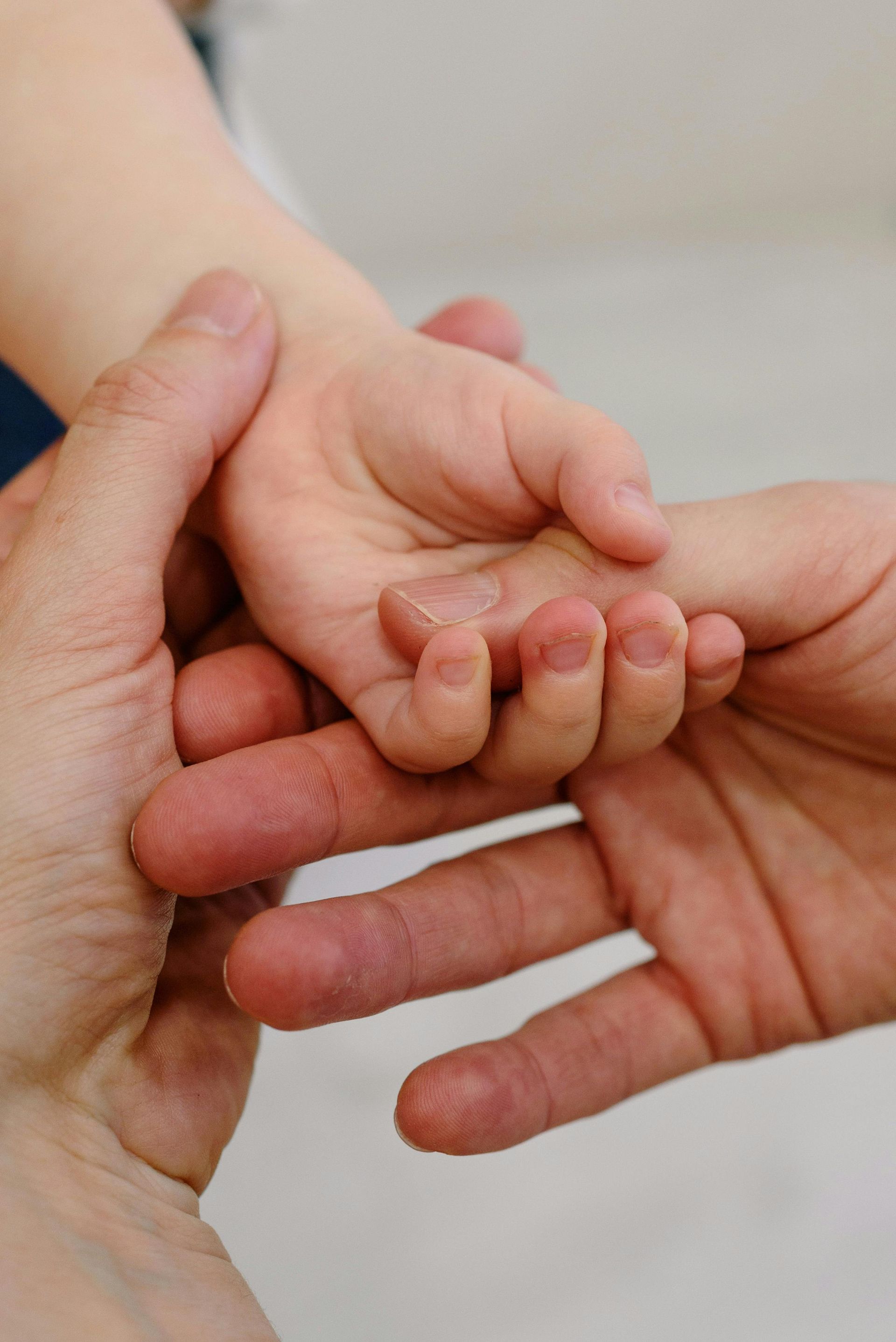 photographie de mains posées sur la main d'un enfant
massage bébé; Massage dos, massage détente, massage tonique, massage bien être, massage sur mesure, massage relaxant, massage visage colmar, ribeauvillé, horbourg wihr, wintzenheim