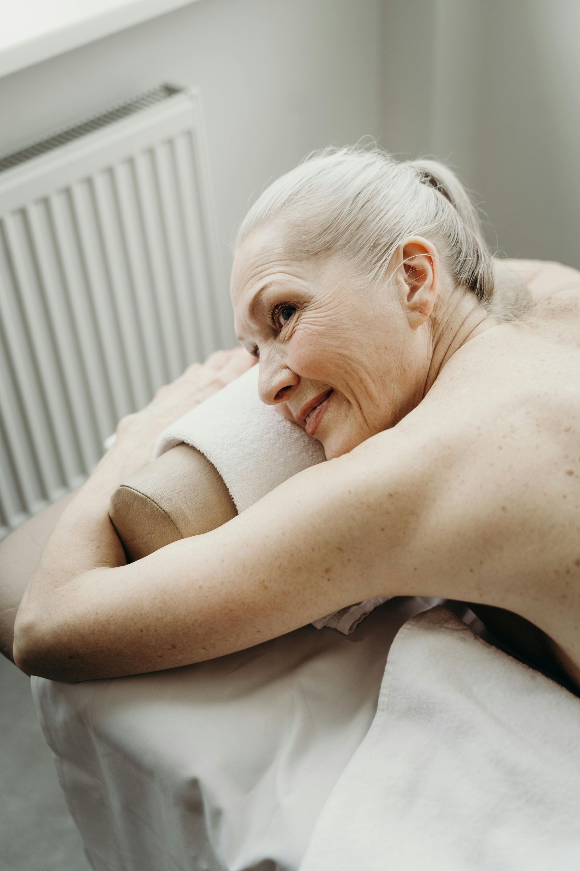 Une femme âgée se fait masser.
Massage bien être, massage relaxant, massage seniors, colmar, ribeauvillé, wintzenheim, horbourg wihr