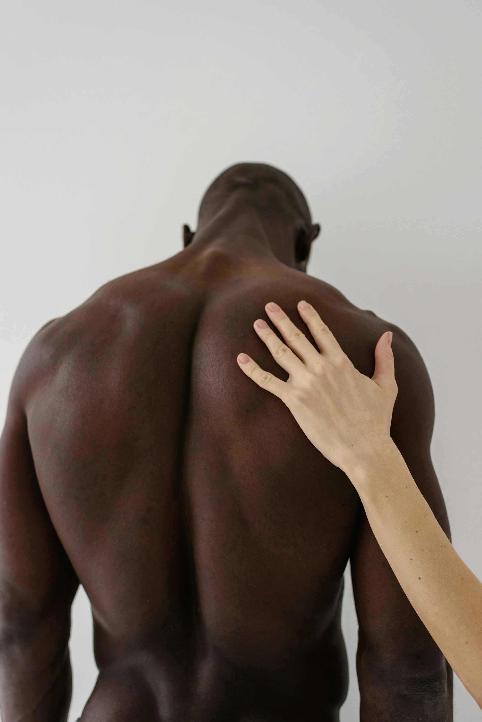 une femme pose la main sur le dos d'un homme
massage bébé; Massage dos, massage détente, massage tonique, massage bien être, massage sur mesure, massage relaxant, massage visage colmar, ribeauvillé, horbourg wihr, wintzenheim