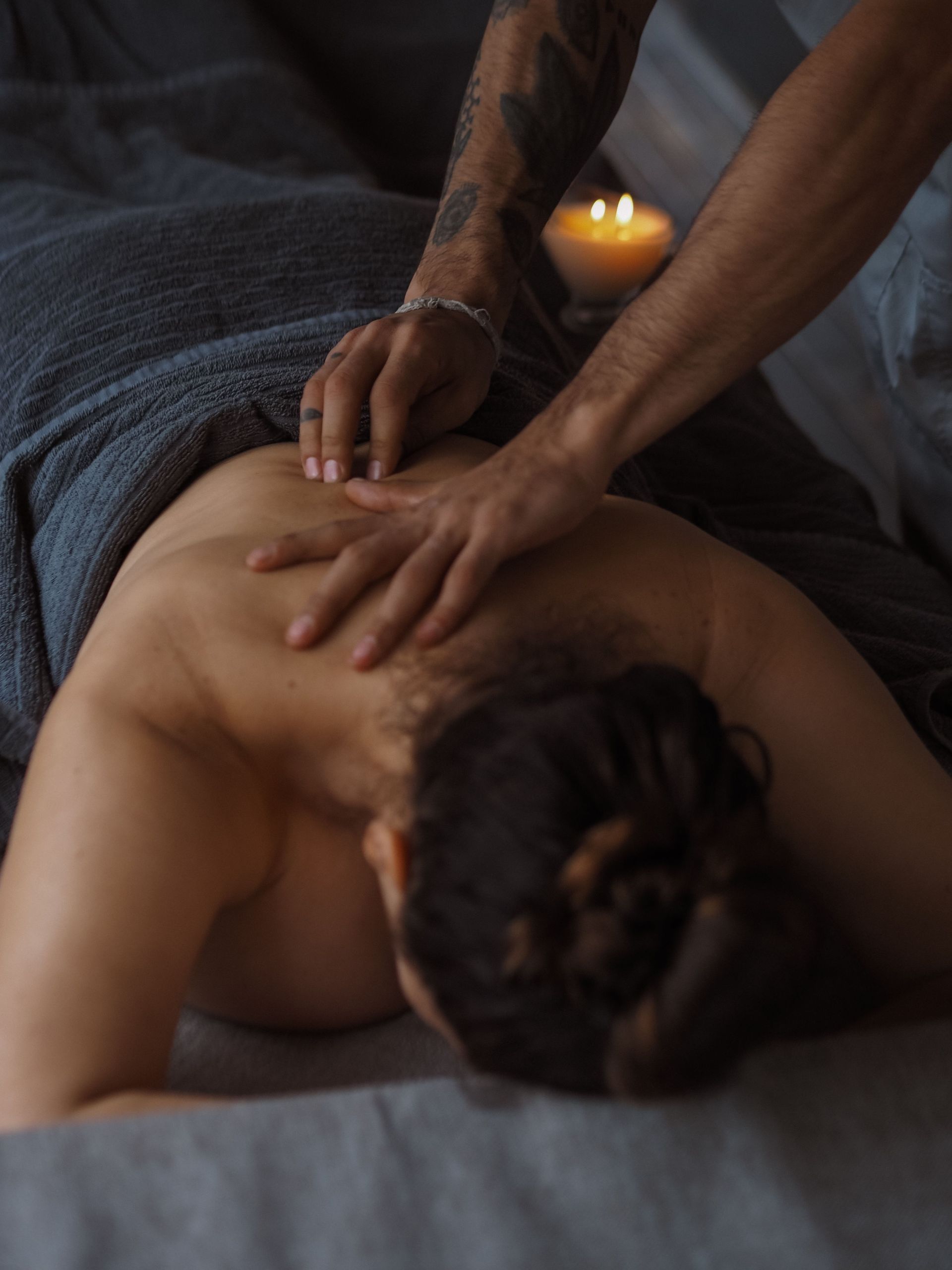 photographie d'une masseuse qui pose les mains sur le dos d'une femme; Massage dos, massage détente, massage tonique, massage bien être, massage sur mesure, massage relaxant, massage visage colmar, ribeauvillé, horbourg wihr, wintzenheim